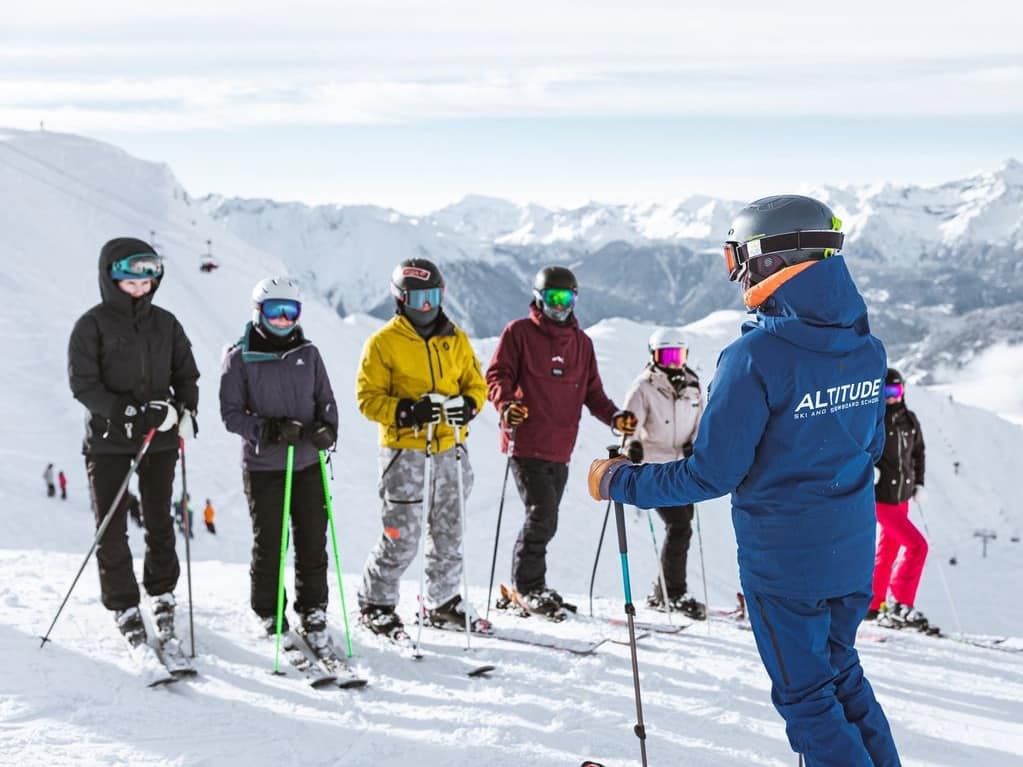 Skilehrer mit Skifahrern
