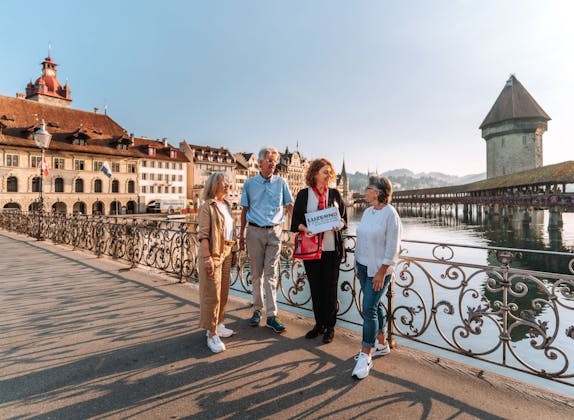 Stadtführerin mit Gruppe