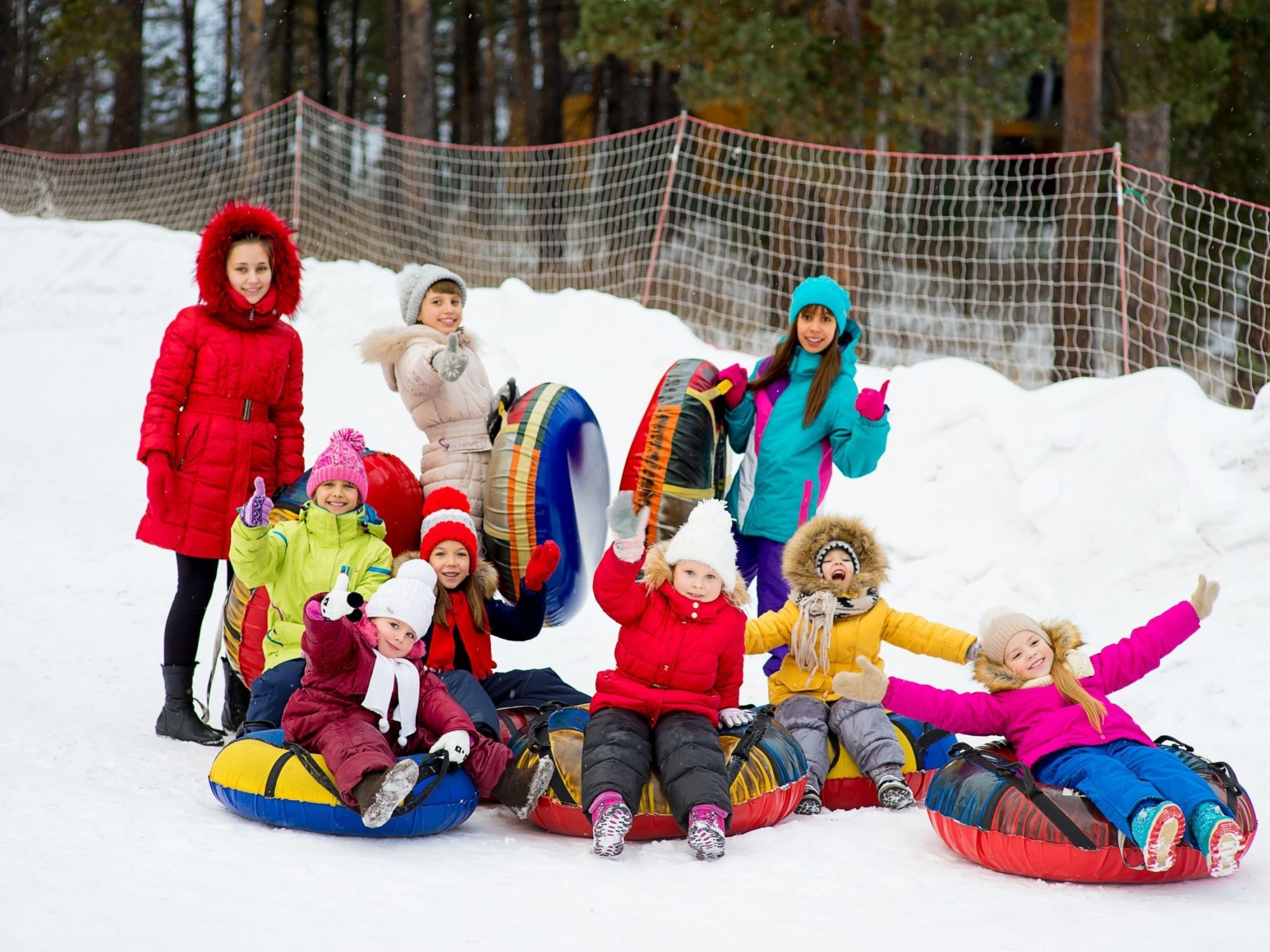 Gruppe beim Snowtubing