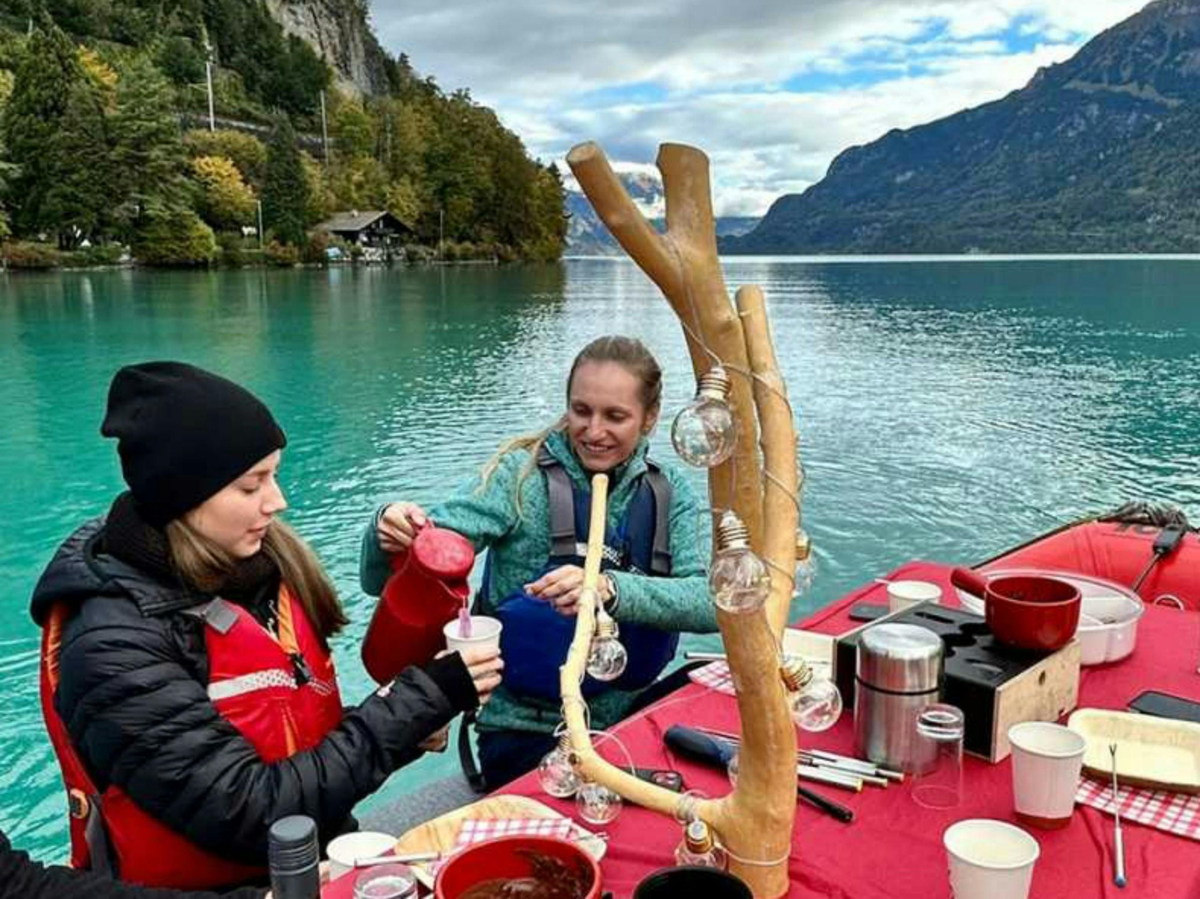 Bootstour mit Schokofondue am Brienzersee mit Blick auf die Berge und Natur