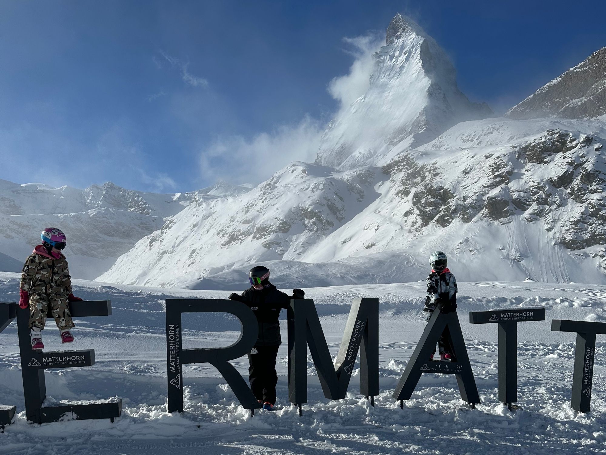Skifahrer am Schild Zermatt