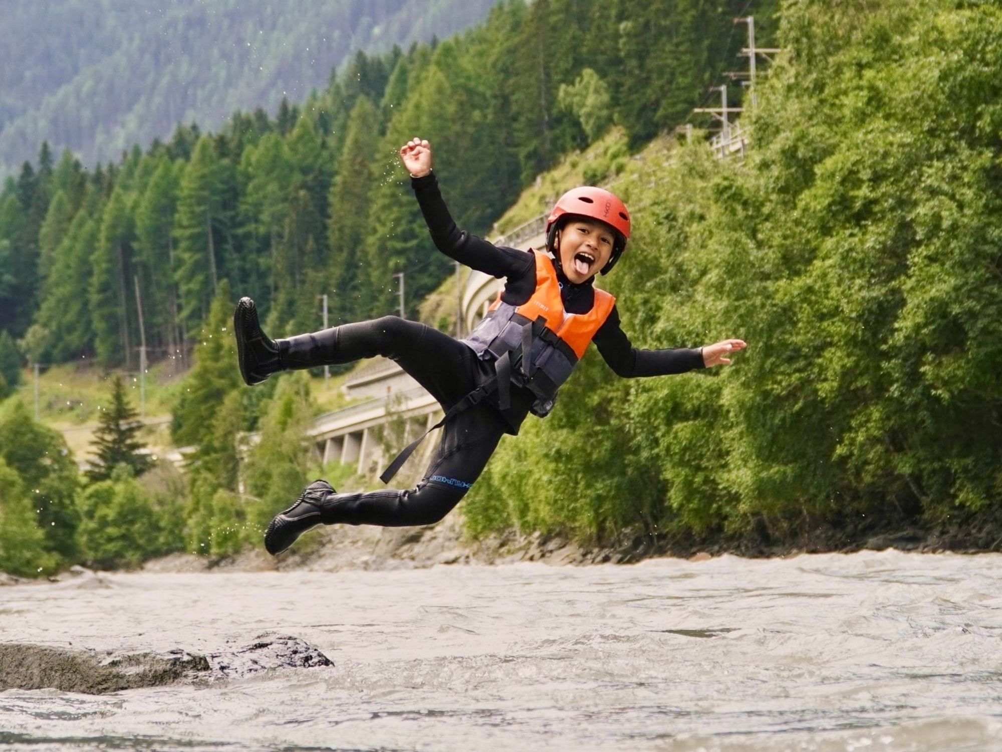 Familie beim Rafting