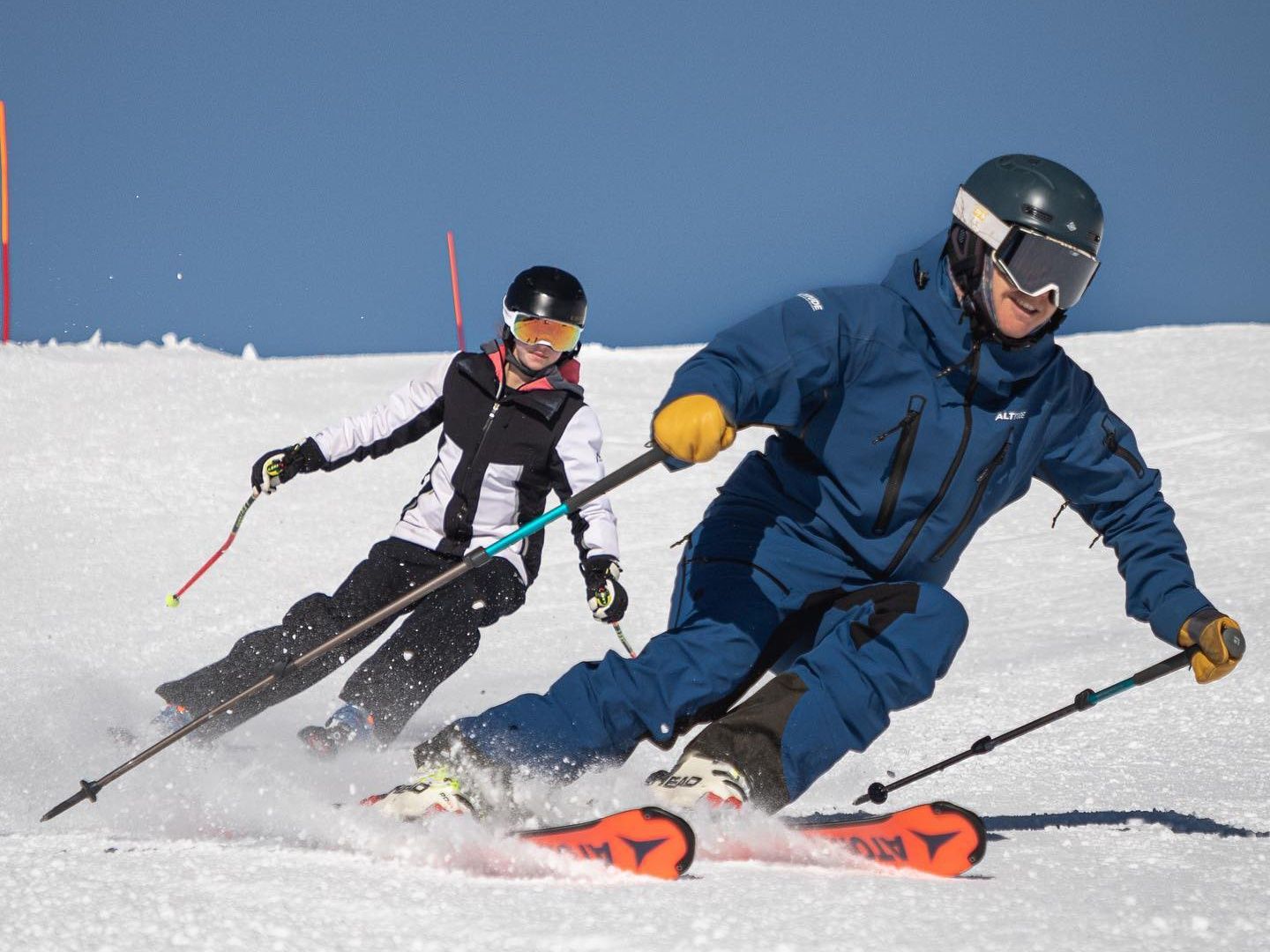 Skilehrer mit Skifahrer 