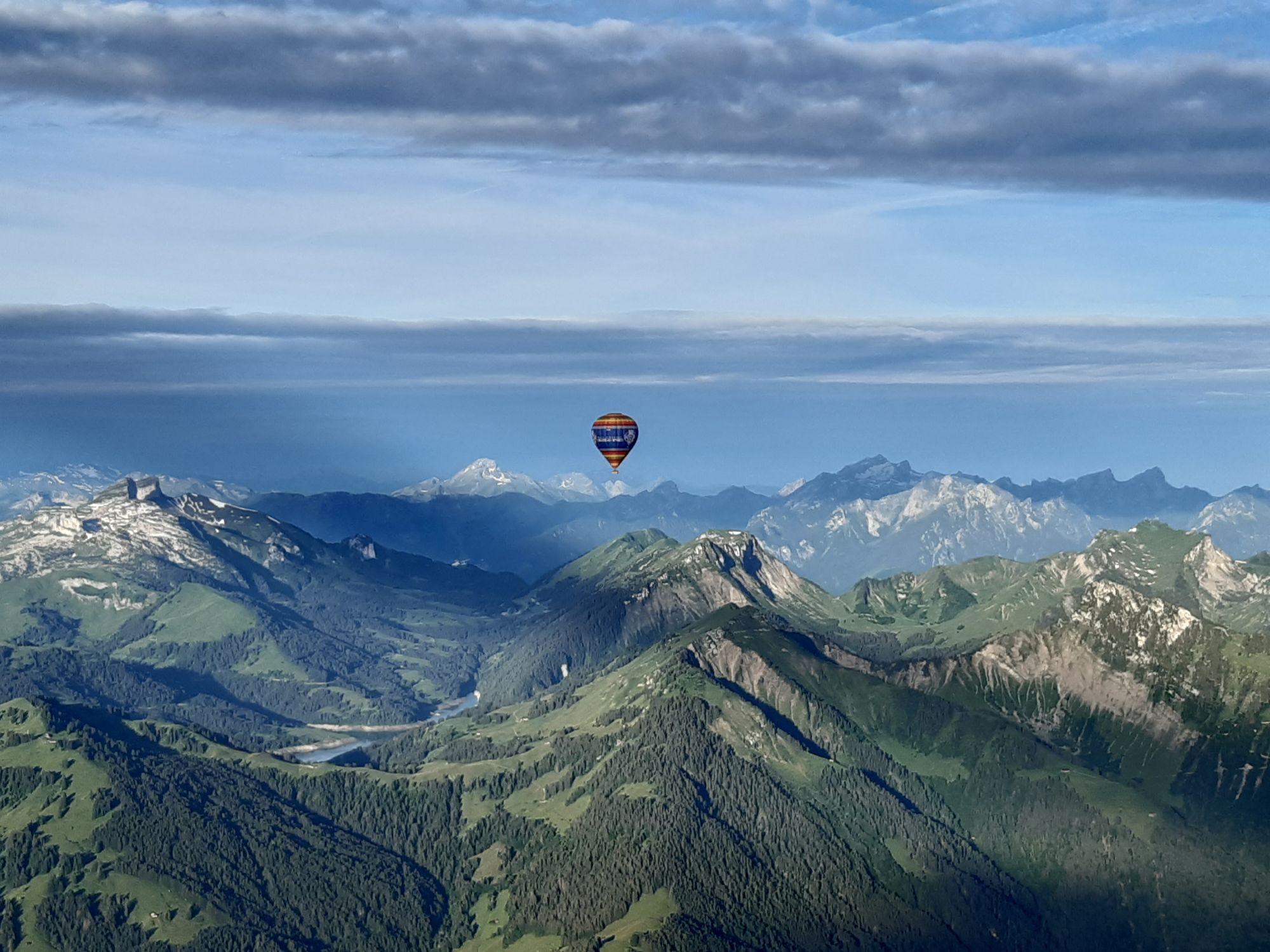 Flug über die Berge