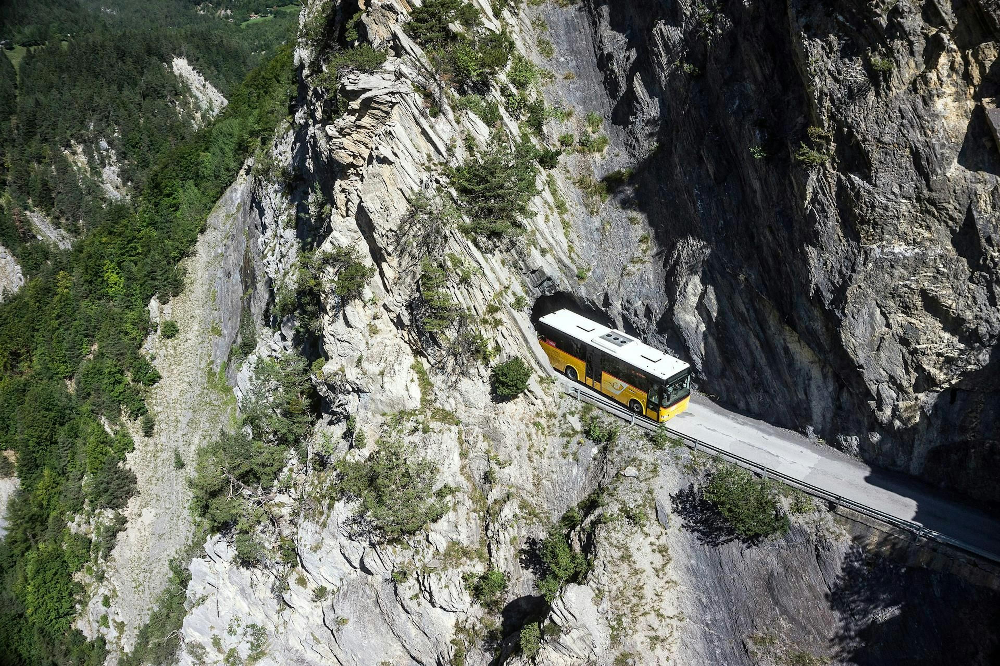 Excursión de un día en el Postauto desde Sion al Valle de Derborence