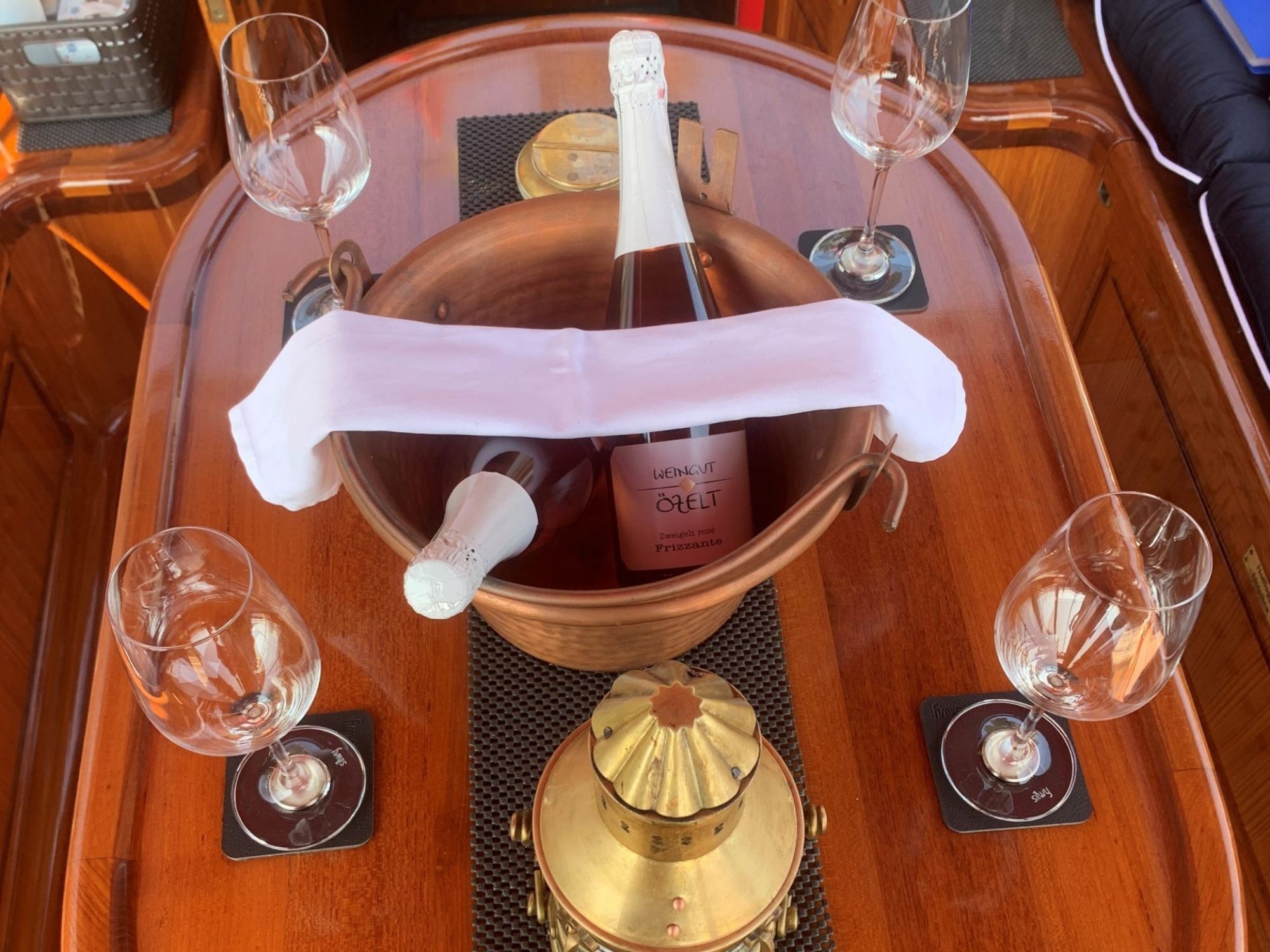 tafel-met-glazen-2-scaled