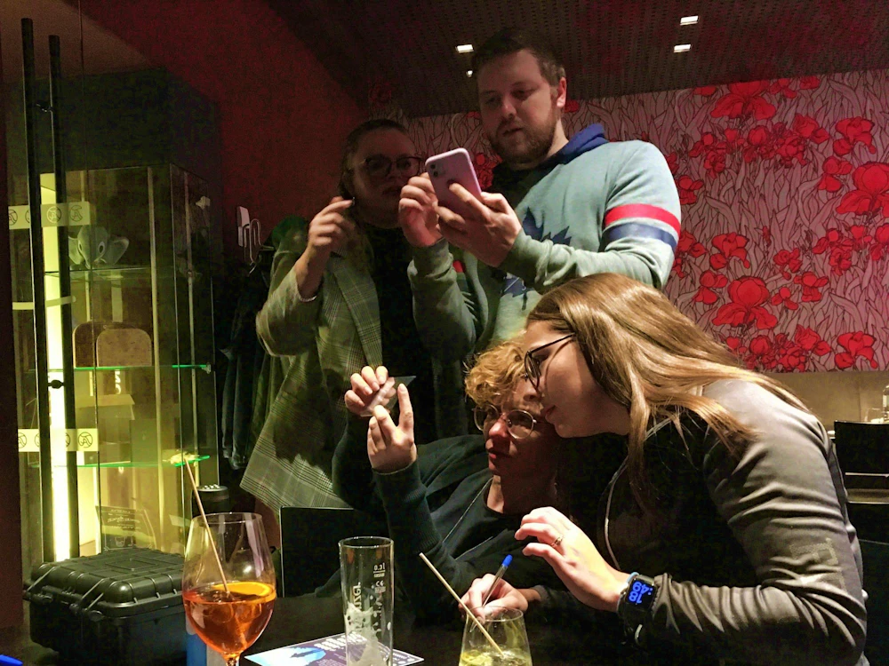 Team beim Rätseln