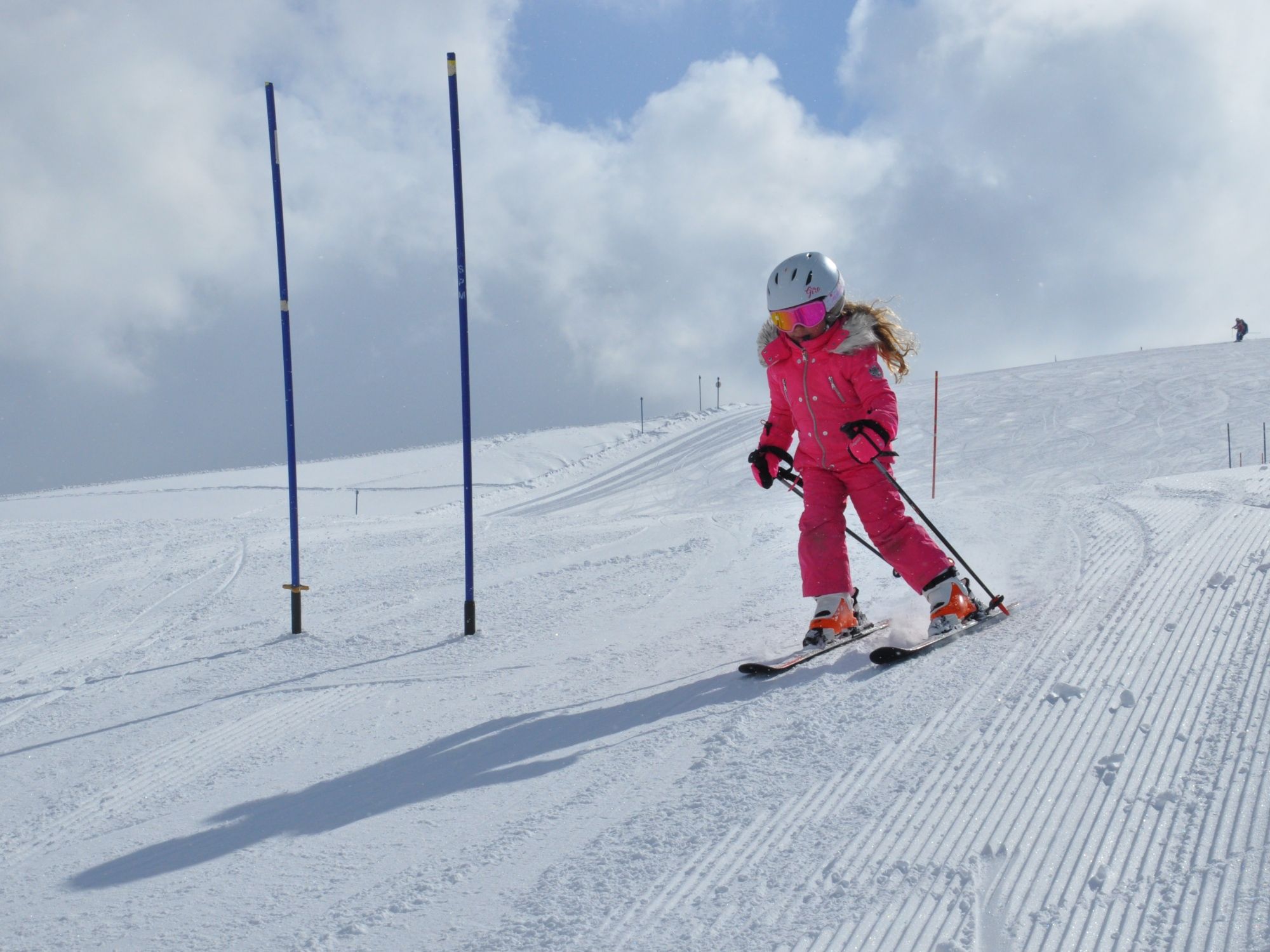 幼稚園スキーレース ロヴェルアカデミー ピンクのスキーヤー