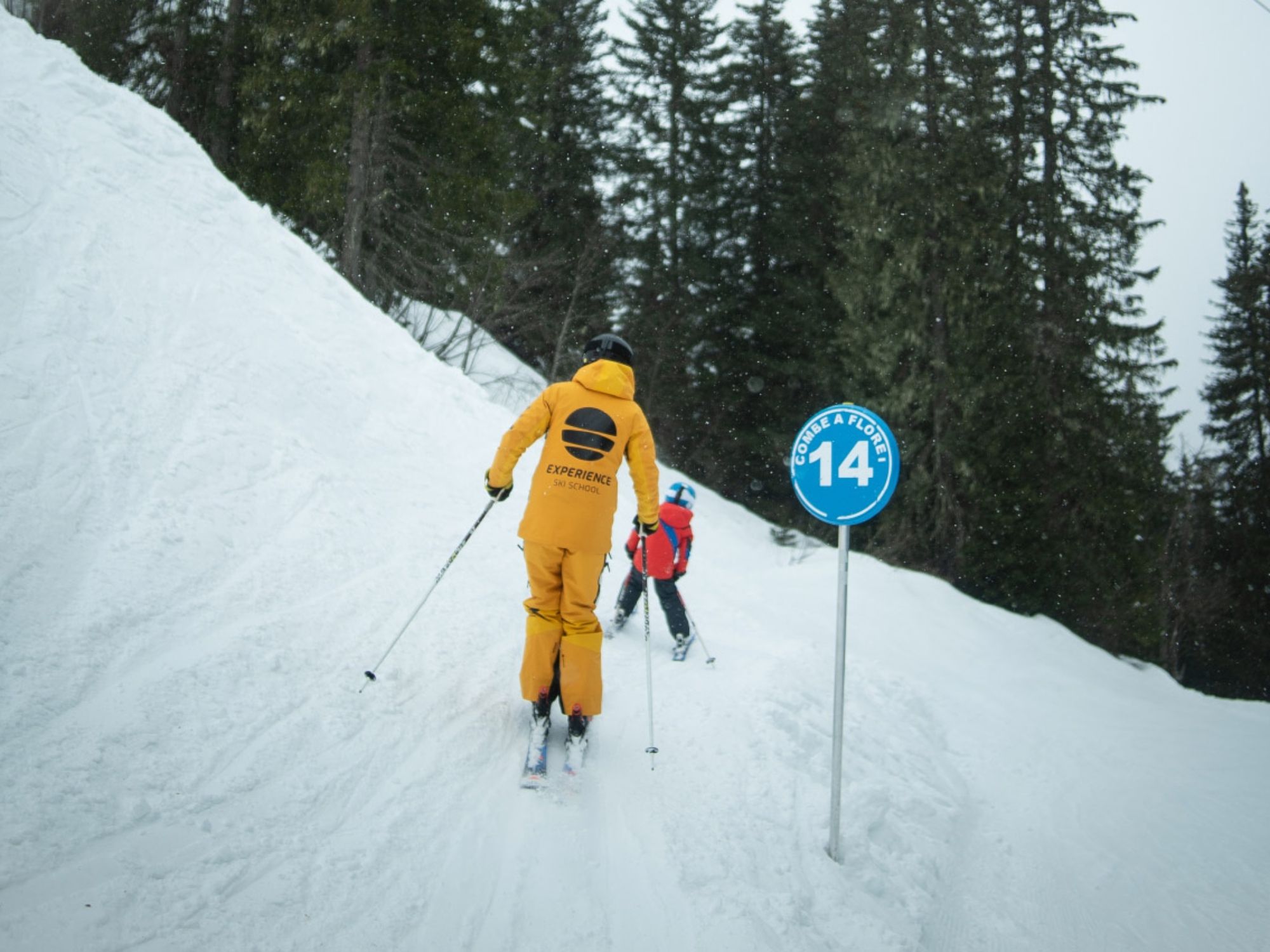 kids-ski-lesson-instructor-with-kid-champery (1)