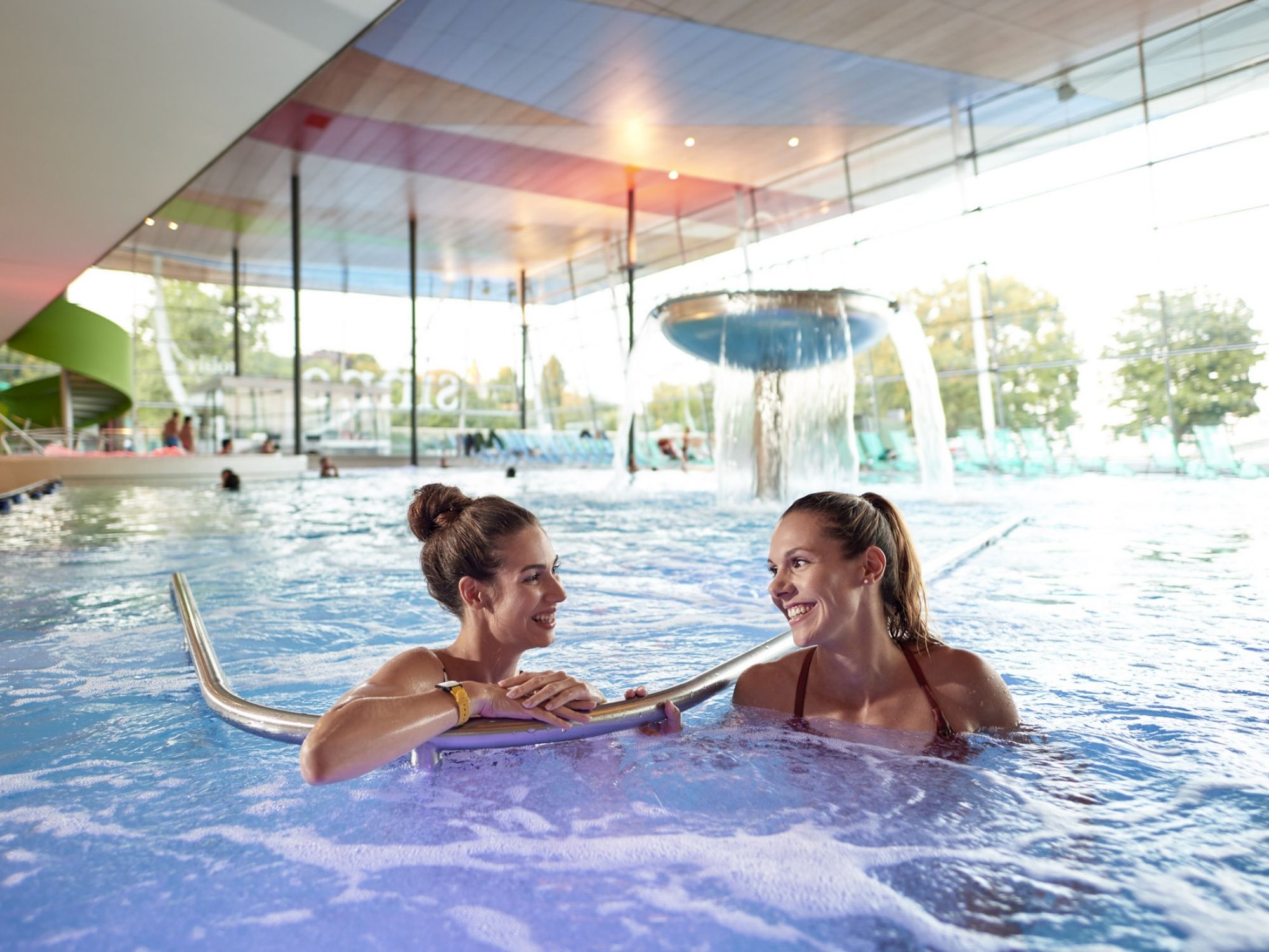 zwei Frauen im Innenbecken