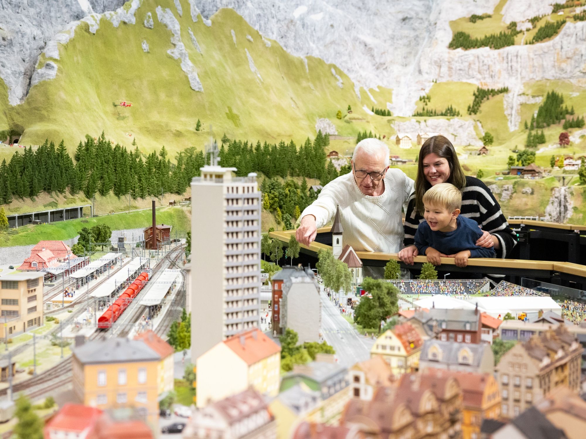 Besucher in der Ausstellung