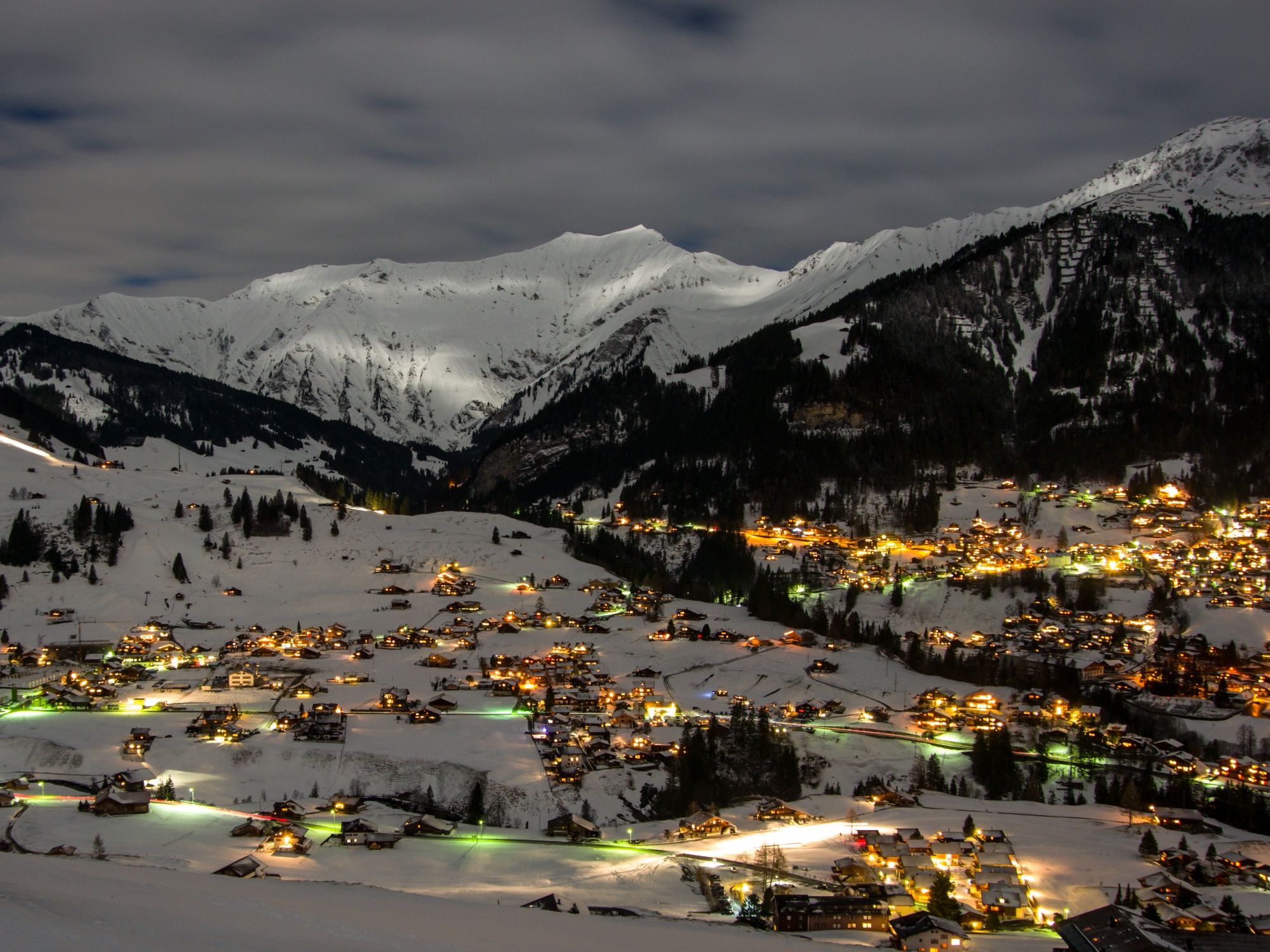 Schneeschuhlaufen bei Nacht