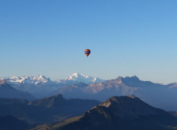 Ballonflug über die Berge