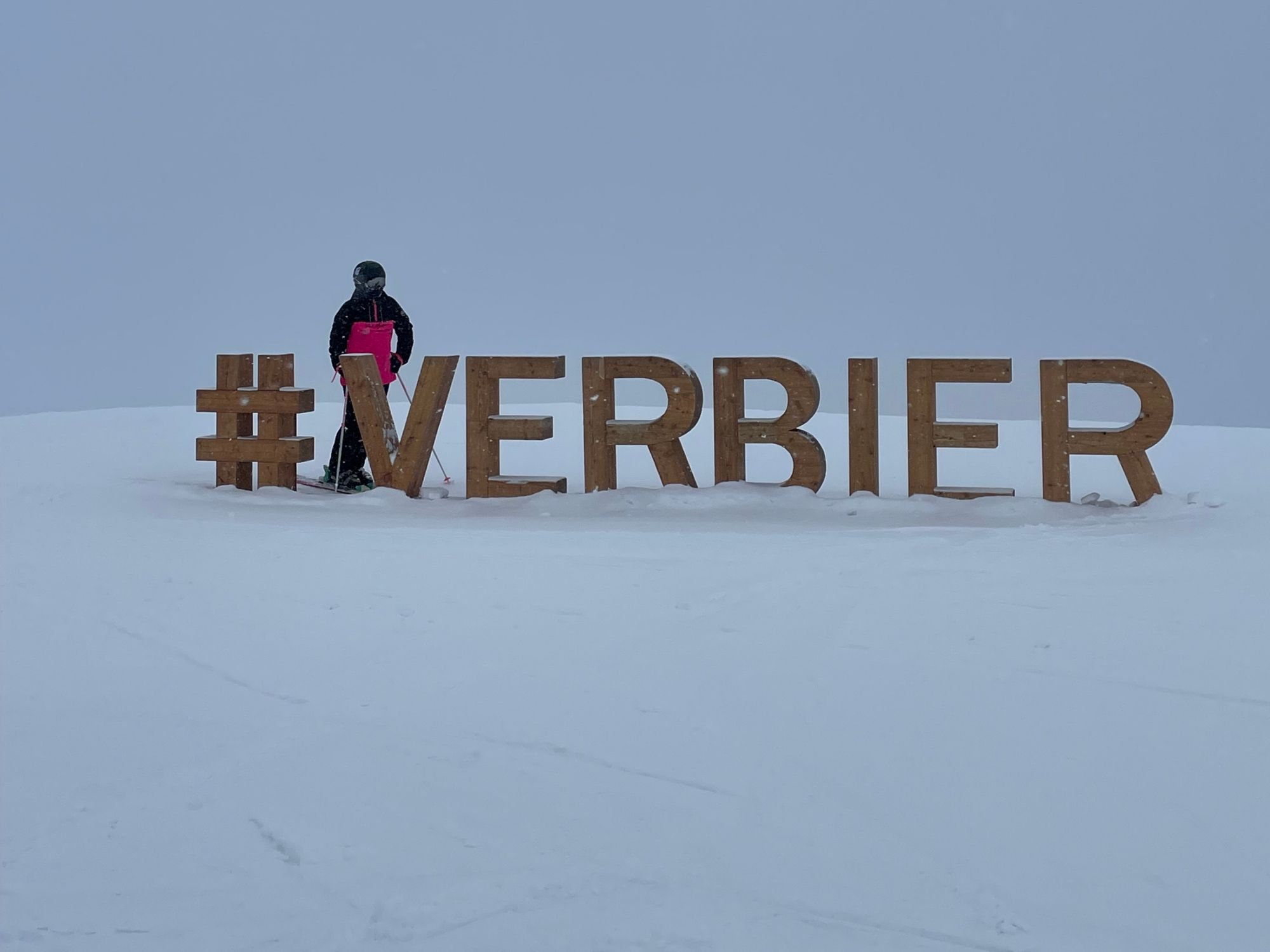 Skifahrer am Schild Verbier