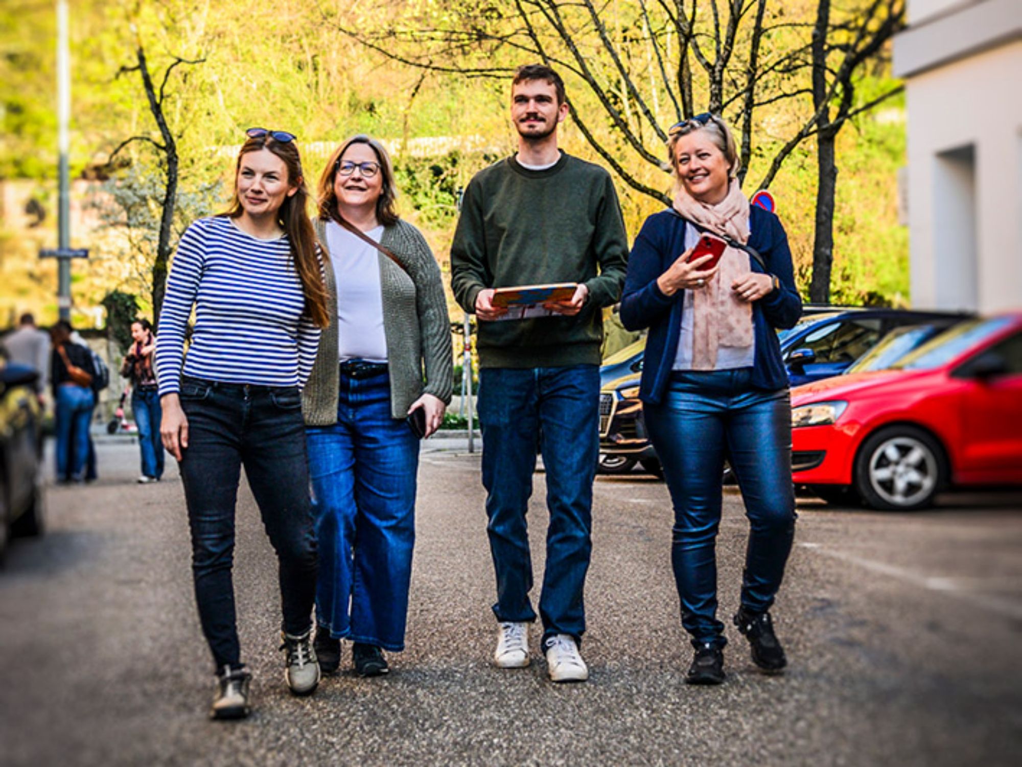 omada-hk-prosopa-pou-trexei-mprostá