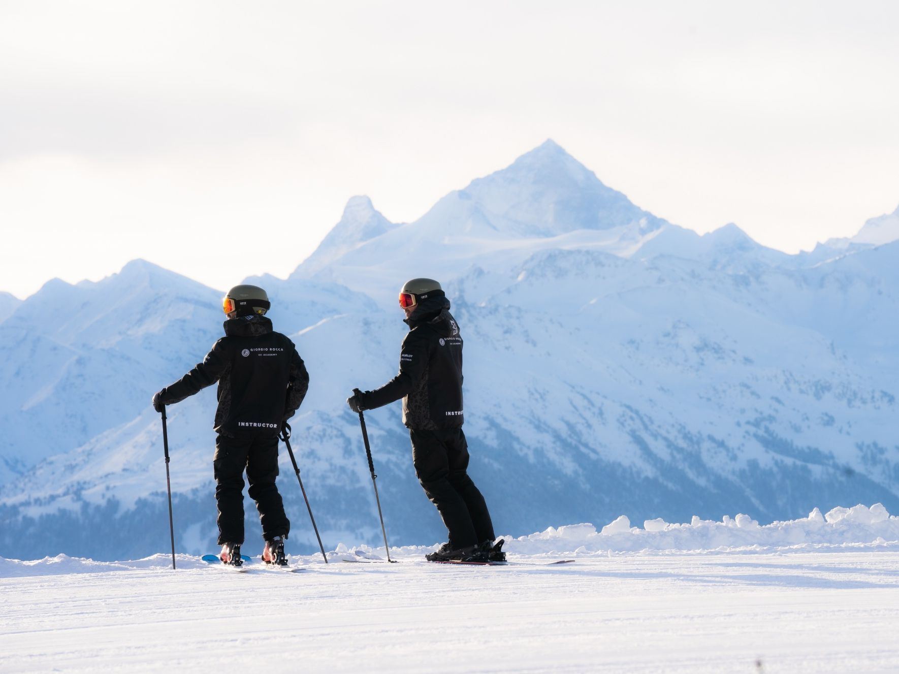 Skifahrer mit Skilehrer