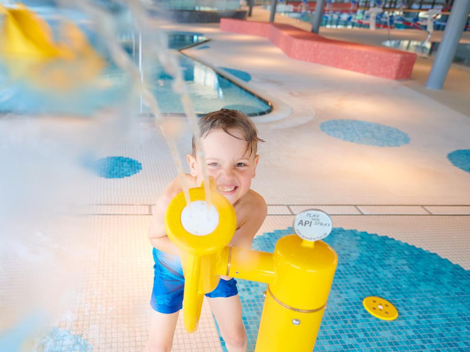 Kind im Schwaketenbad