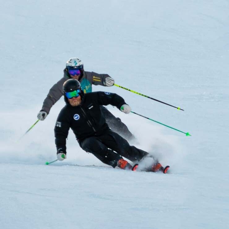 Skifahrer mit Skilehrer