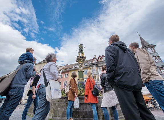 Stadtführer mit Gruppe