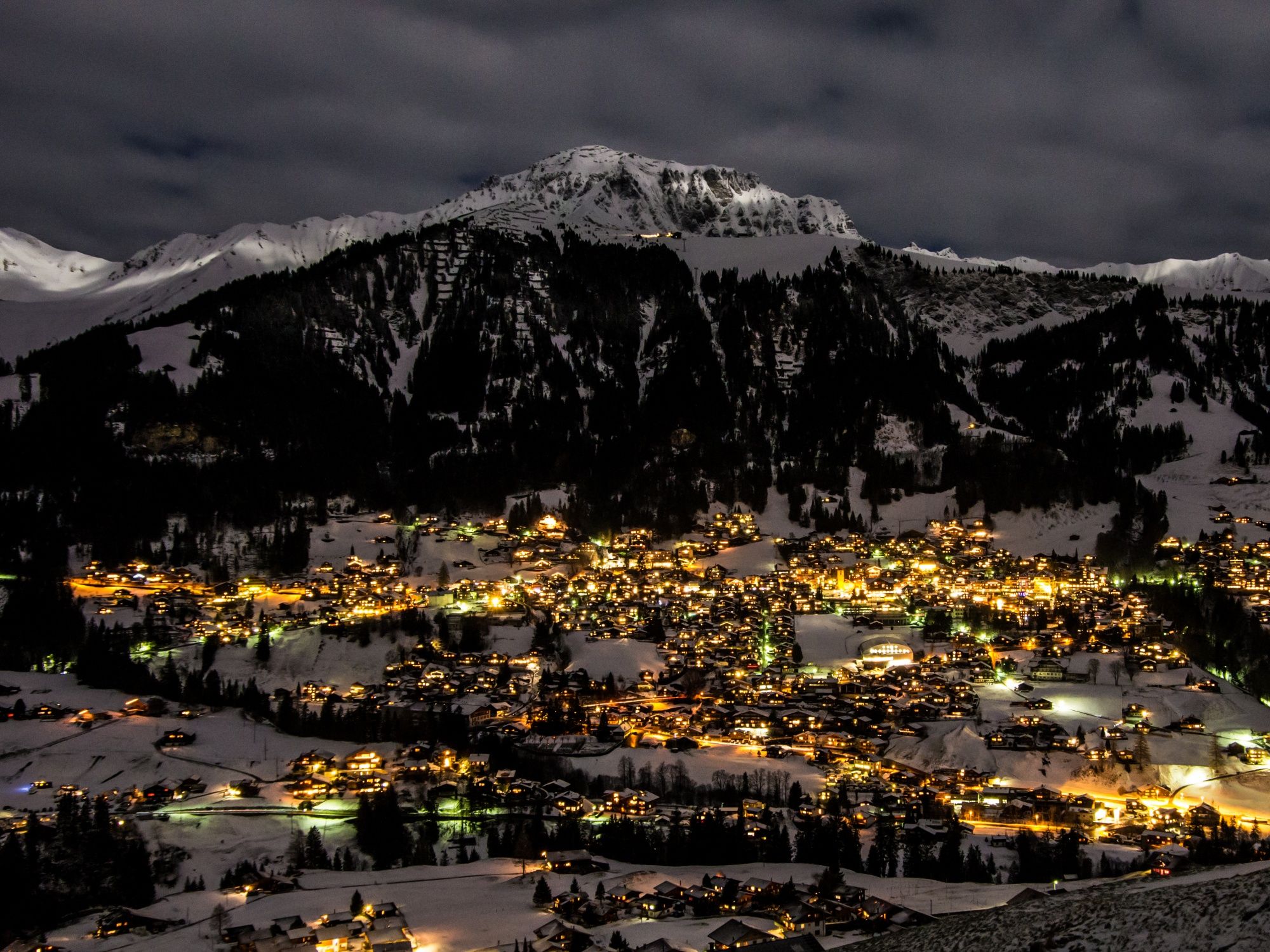 Schneeschuhlaufen bei Nacht