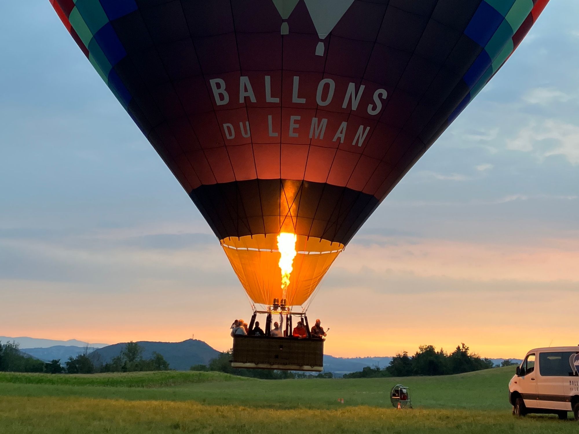 رحلة منطاد في غرب سويسرا: منطقة بحيرة جنيف وجبال الألب