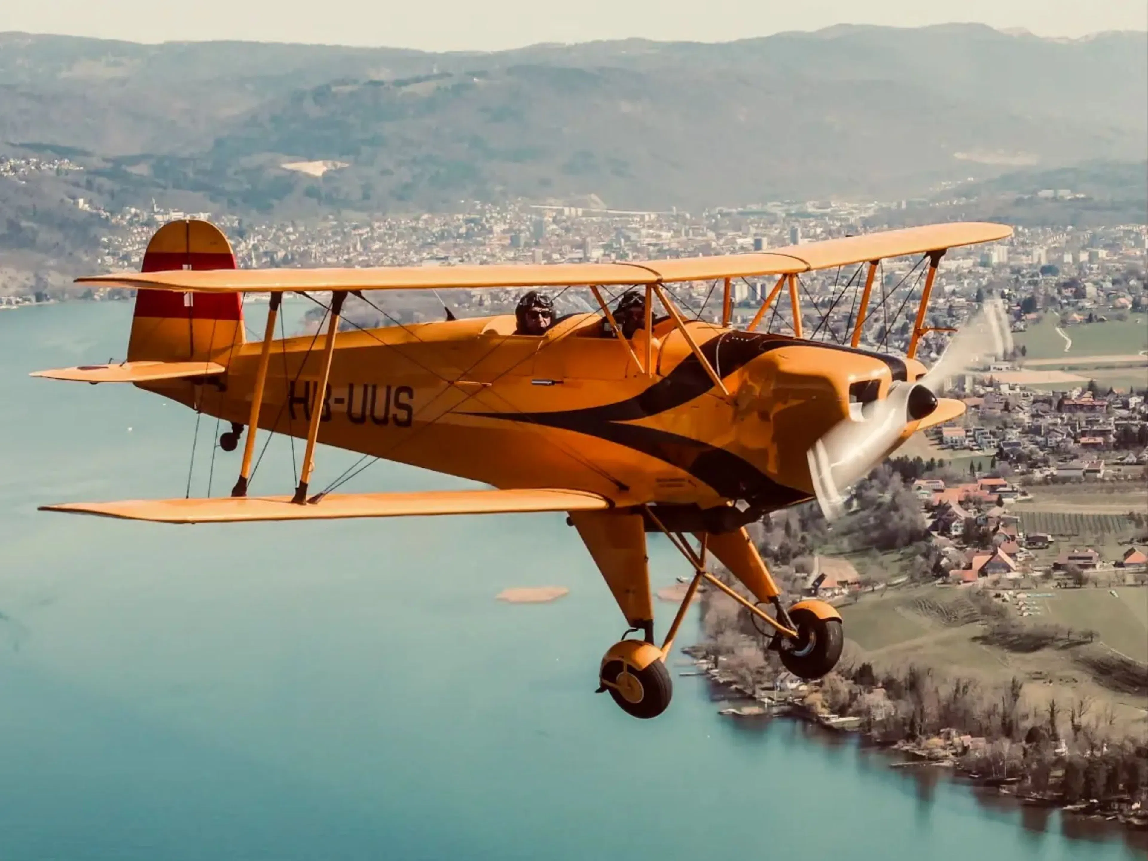Vol en avion biplan vintage ouvert dans la région du Zürcher Oberland