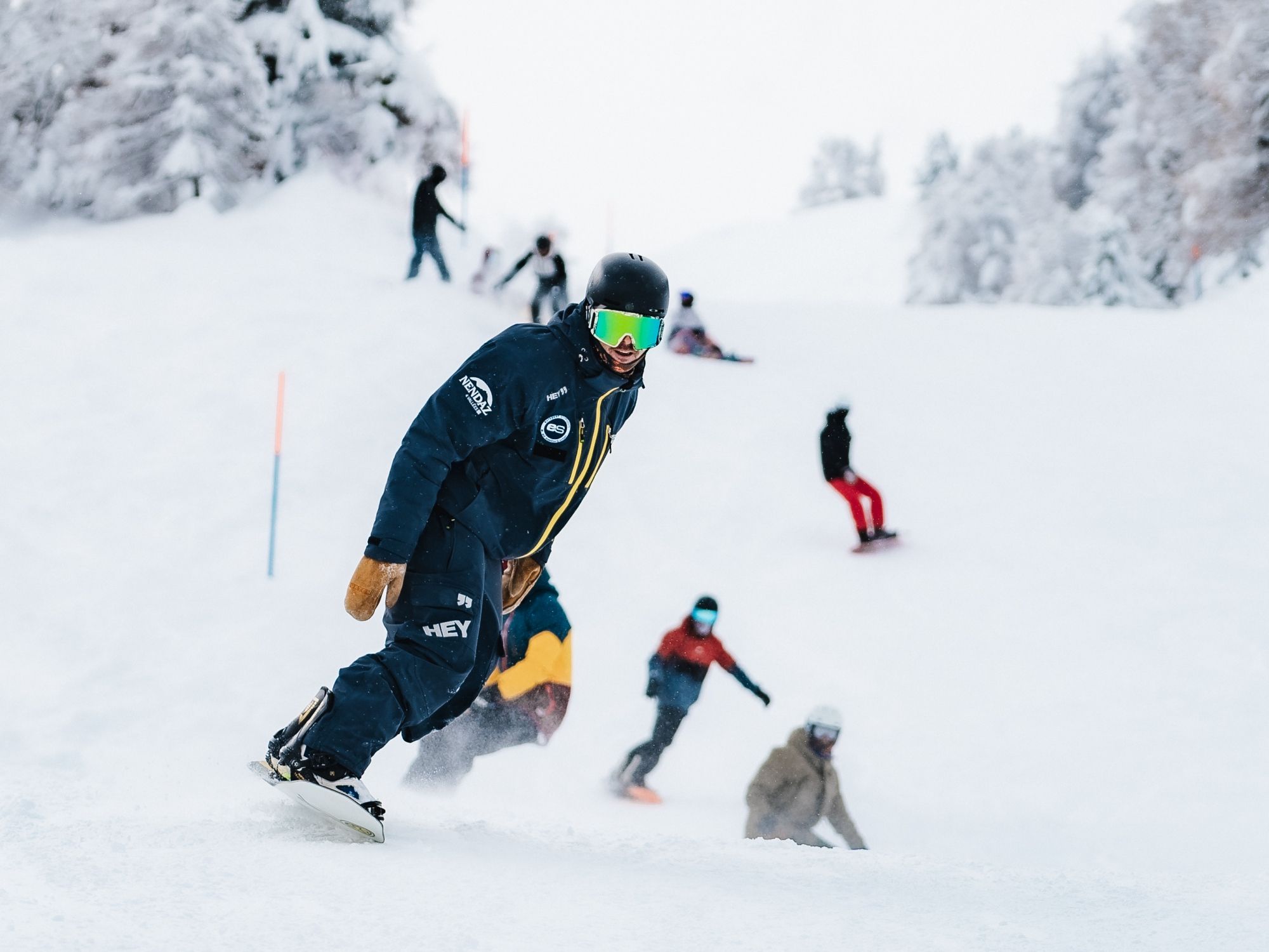 Snowboarder mit Snowboardlehrer