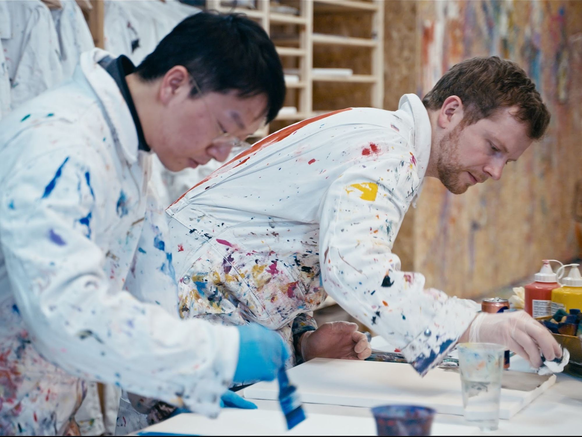 Gruppe beim Experimentieren mit Farben