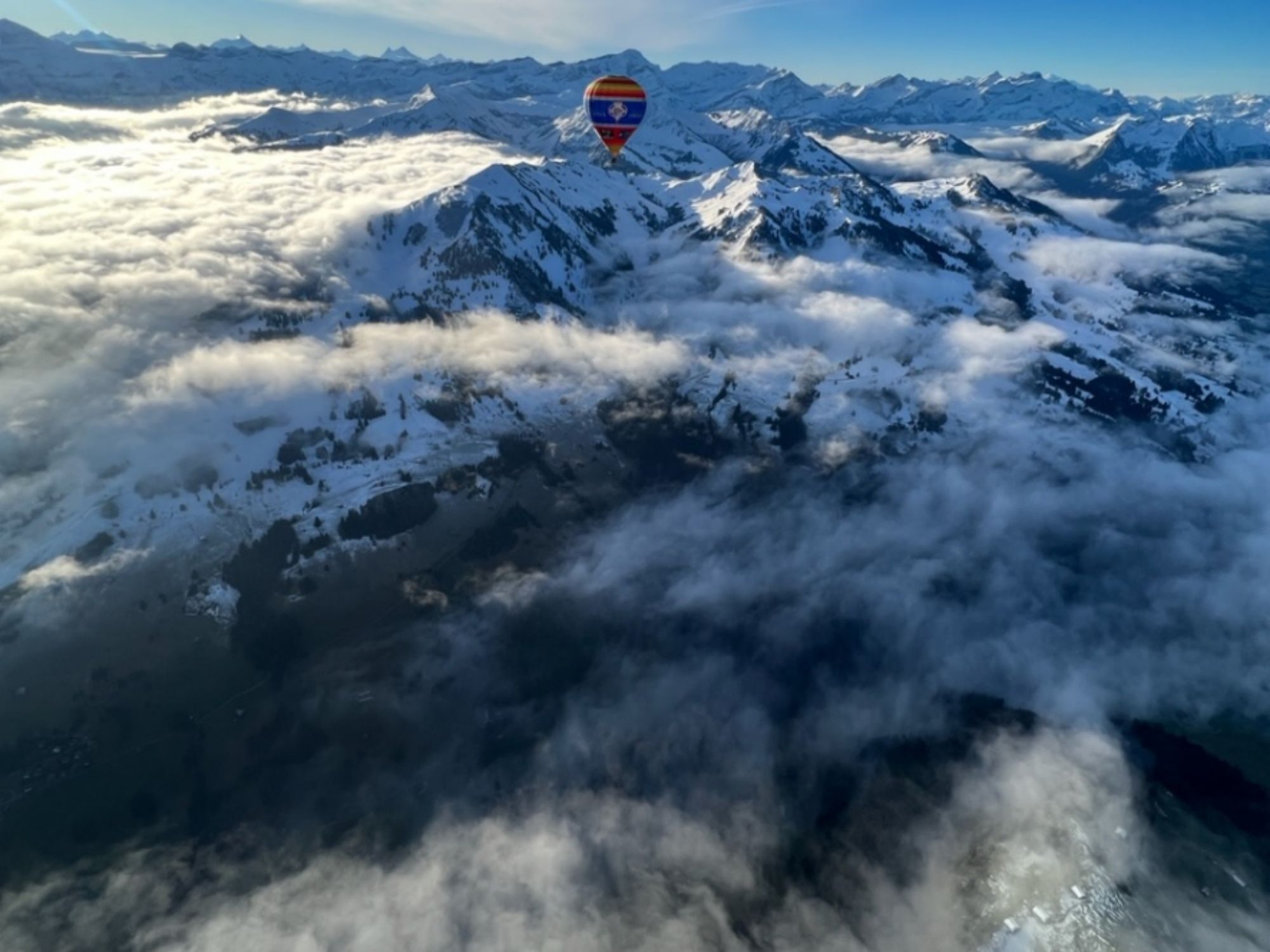 Ballon über den Bergen