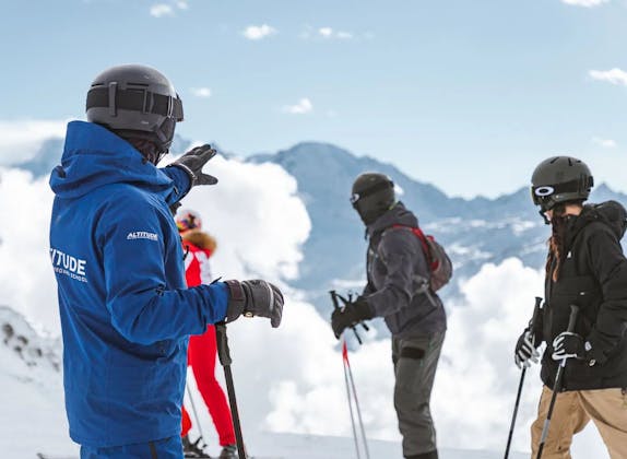 Skilehrer mit Skifahrer