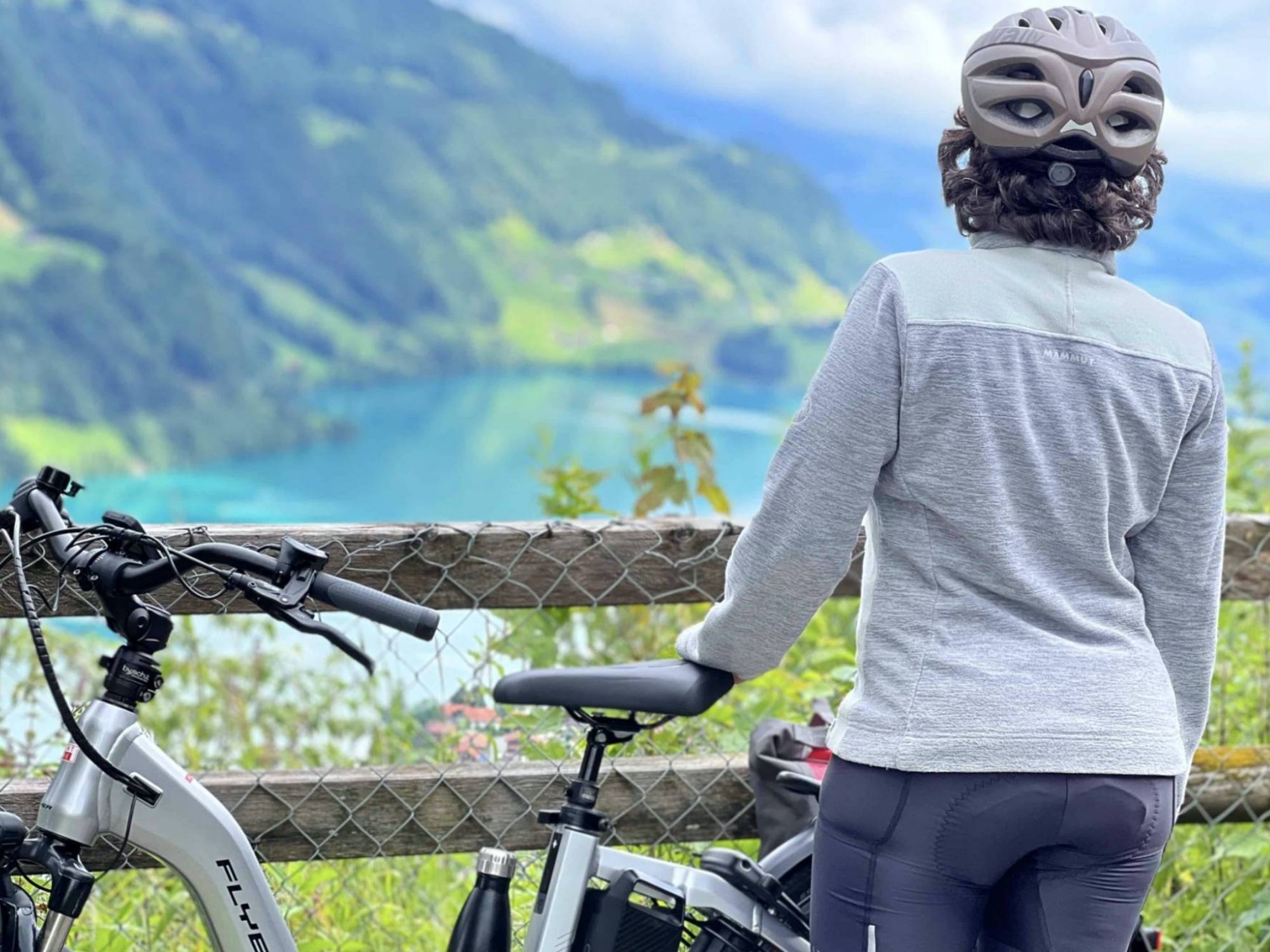 Femeie biciclistă electrică