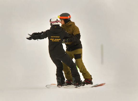 Snowboarder mit Lehrer