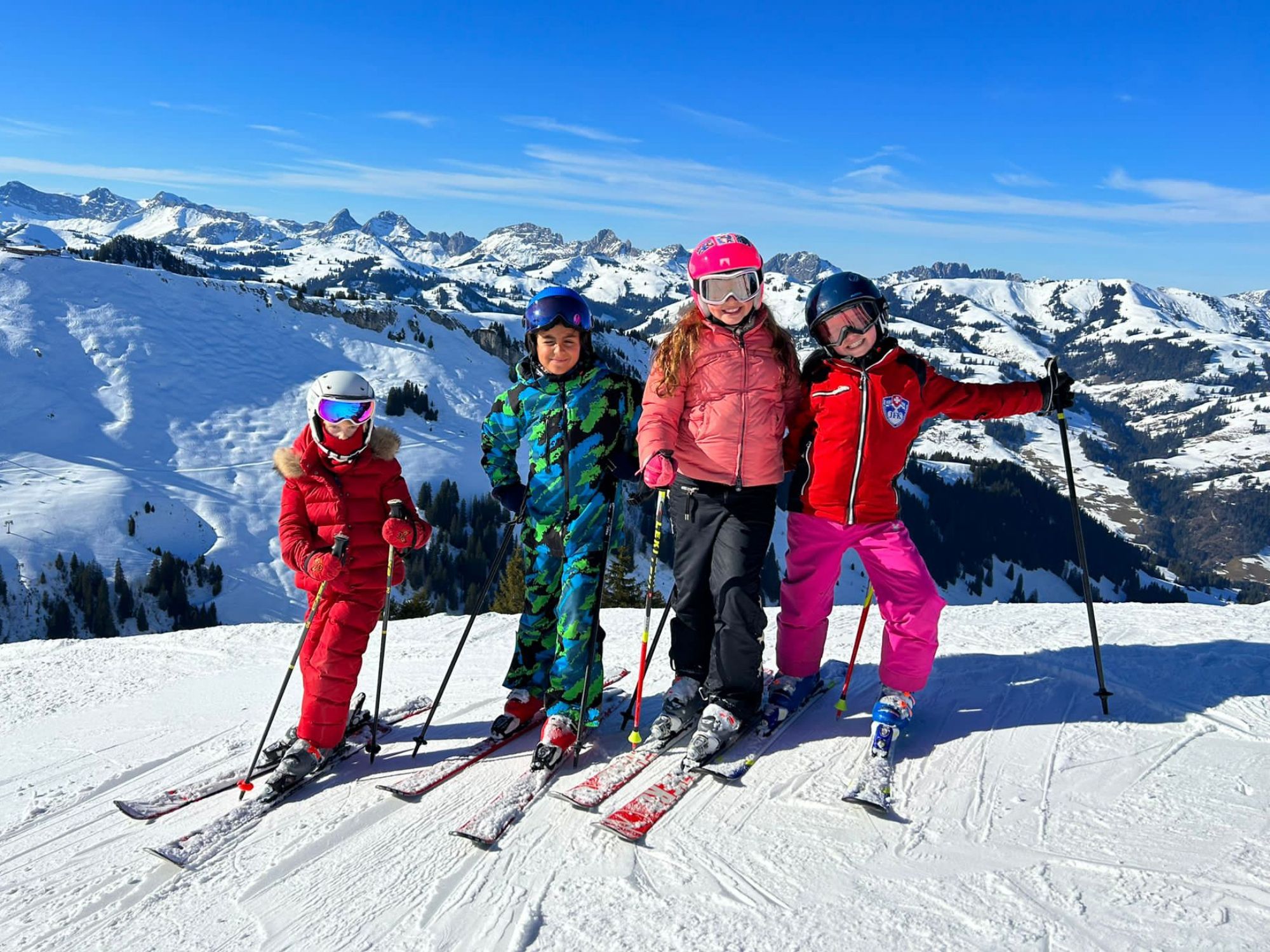 洛维尔学院顶级滑雪课程，配有格施塔德的山景