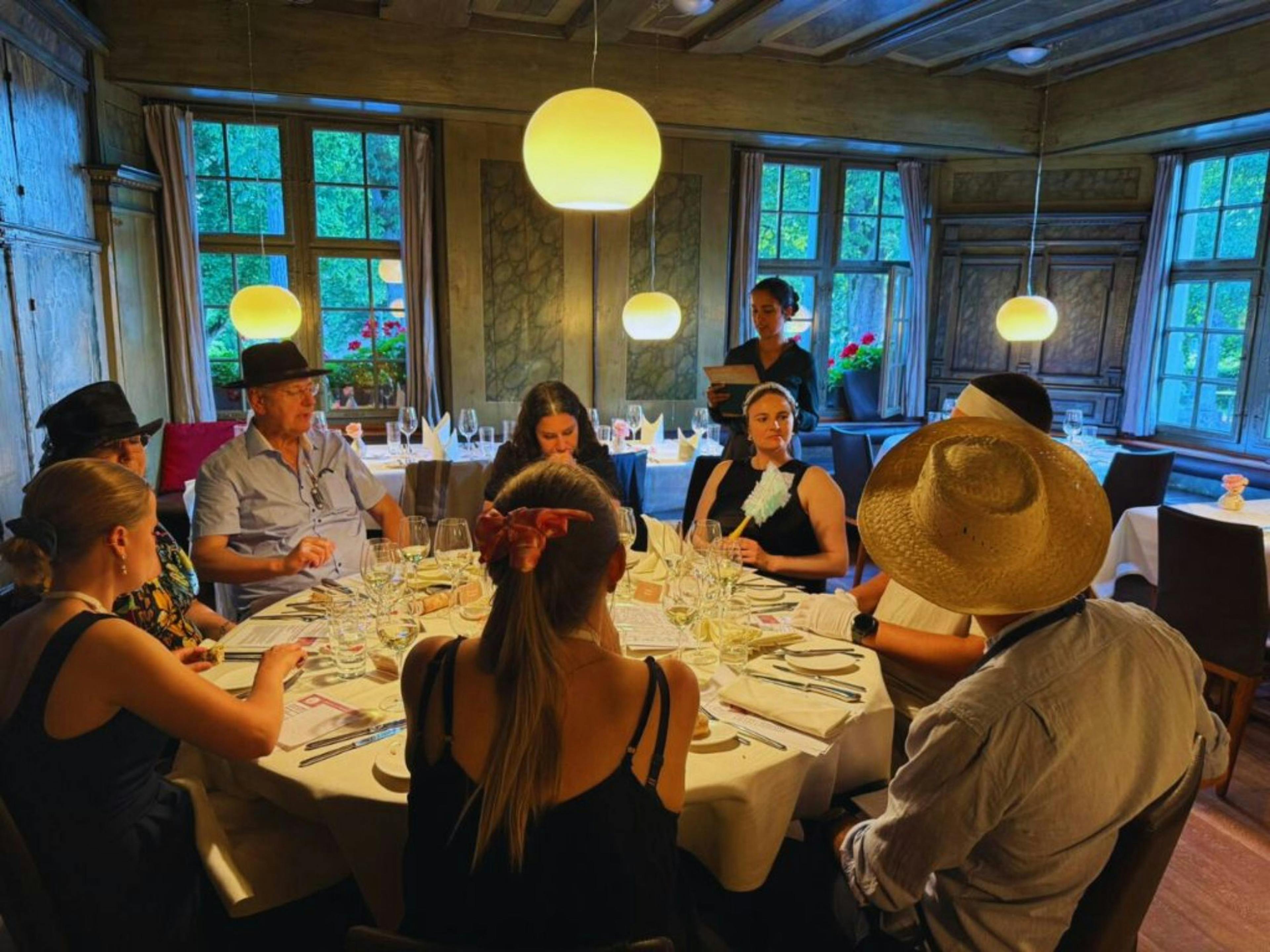 "Unseen Future Role Play" ดินเนอร์สืบสวนสอบสวนสำหรับกลุ่มเล็กในซูริค