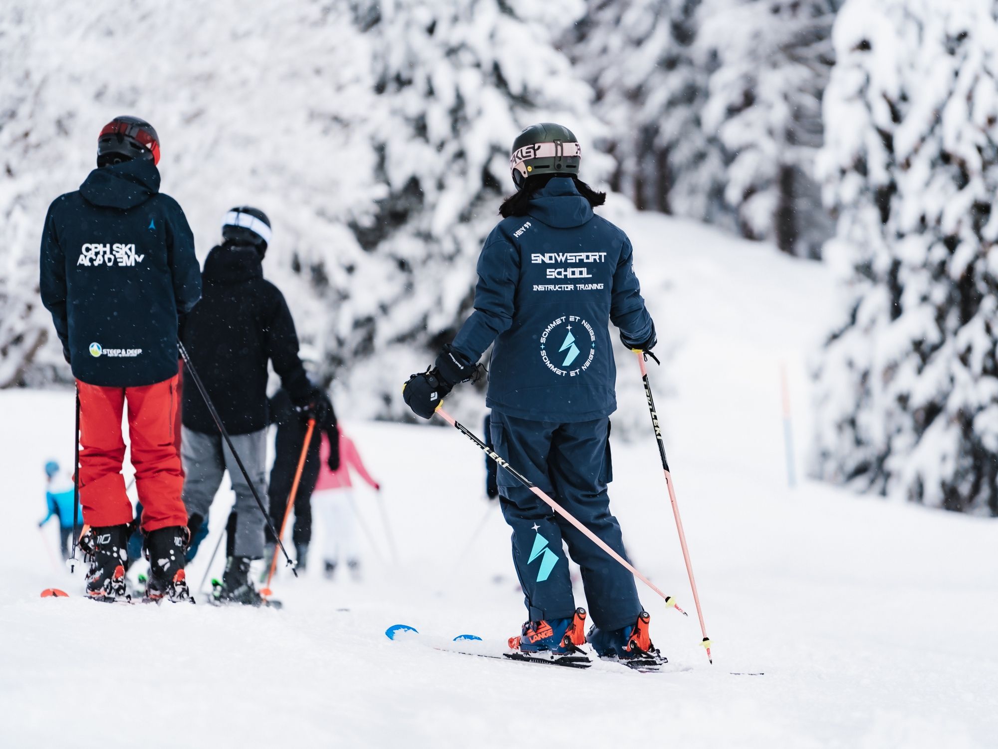Kinder mit Skilehrer