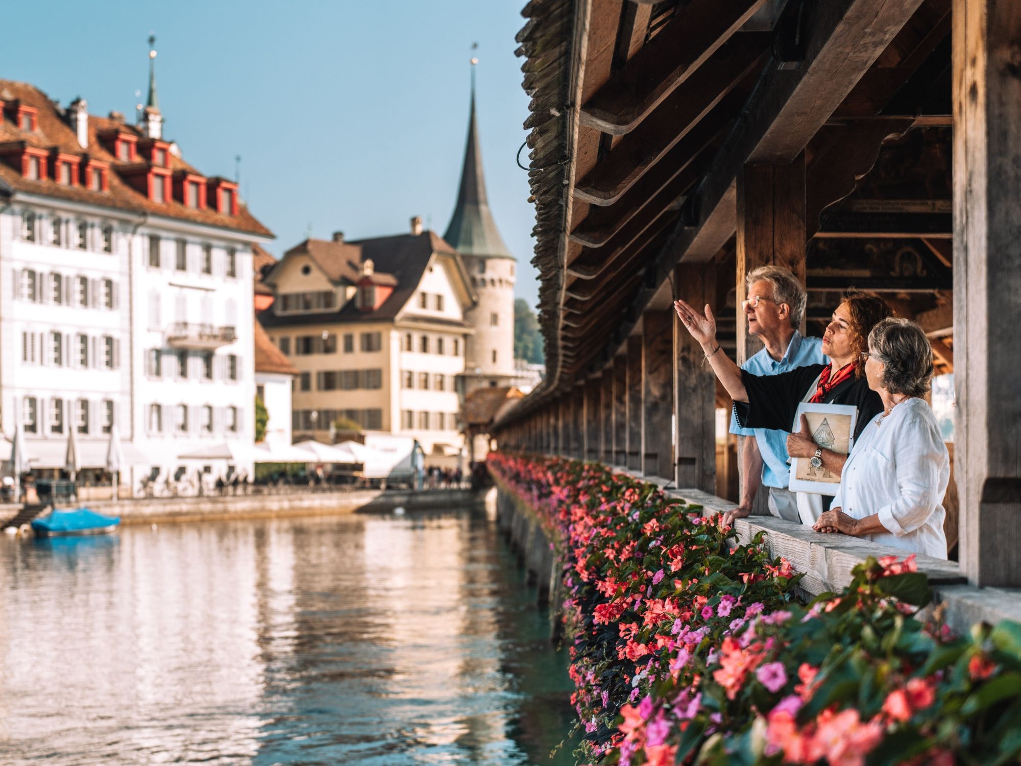 Stadtführerin mit Gruppe  