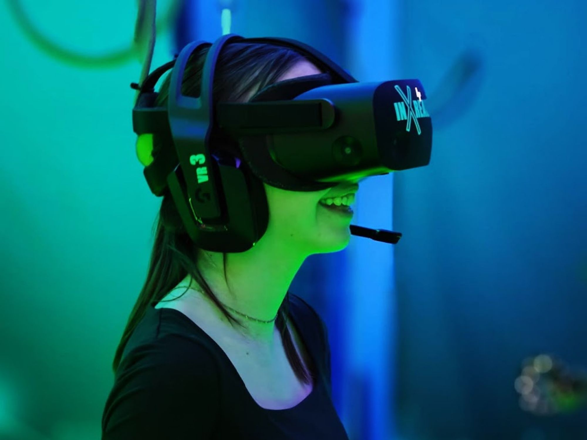 Spielerin mit VR Brille