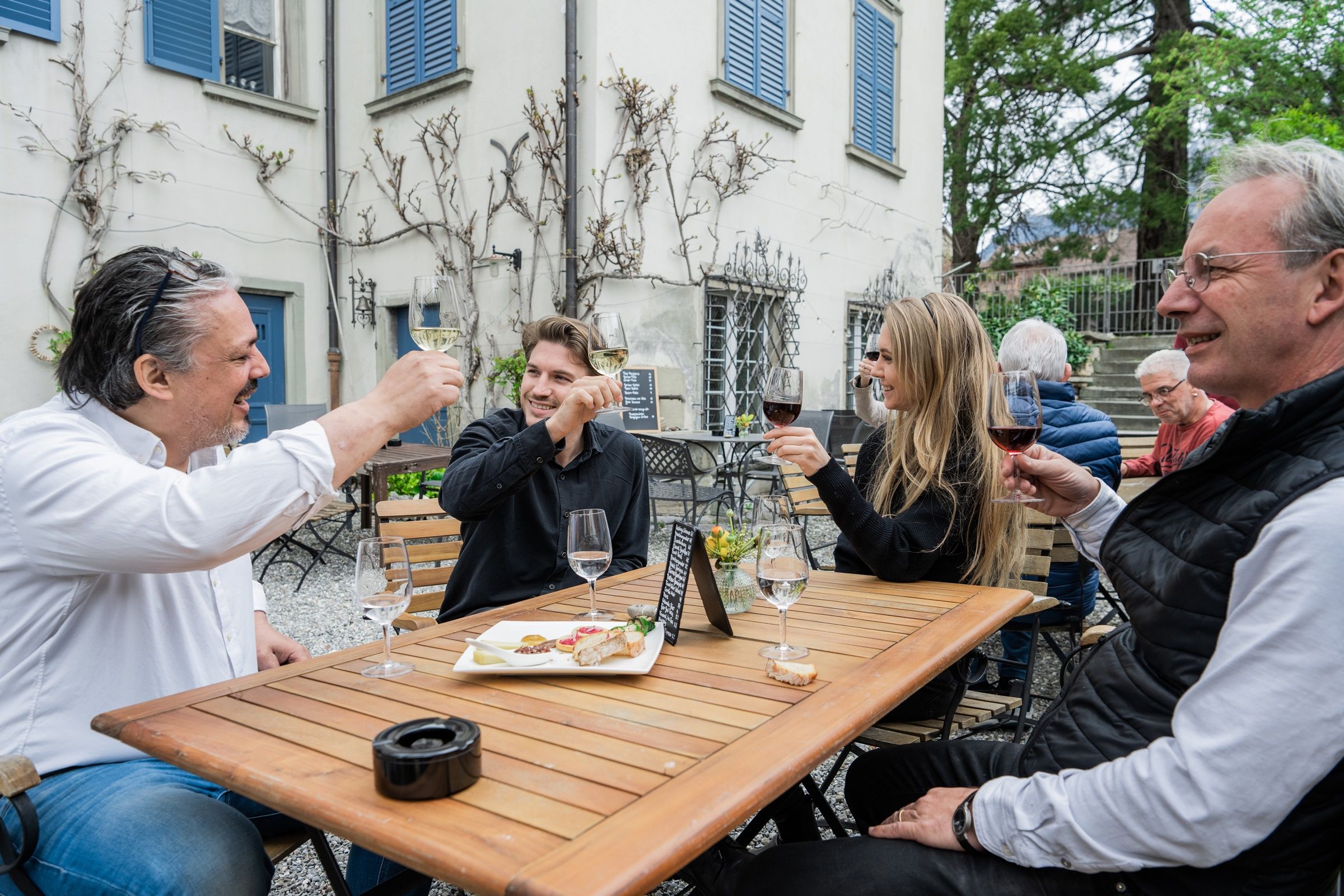 Wine and Art Tour: Experience a tasting with friends in an idyllic setting.