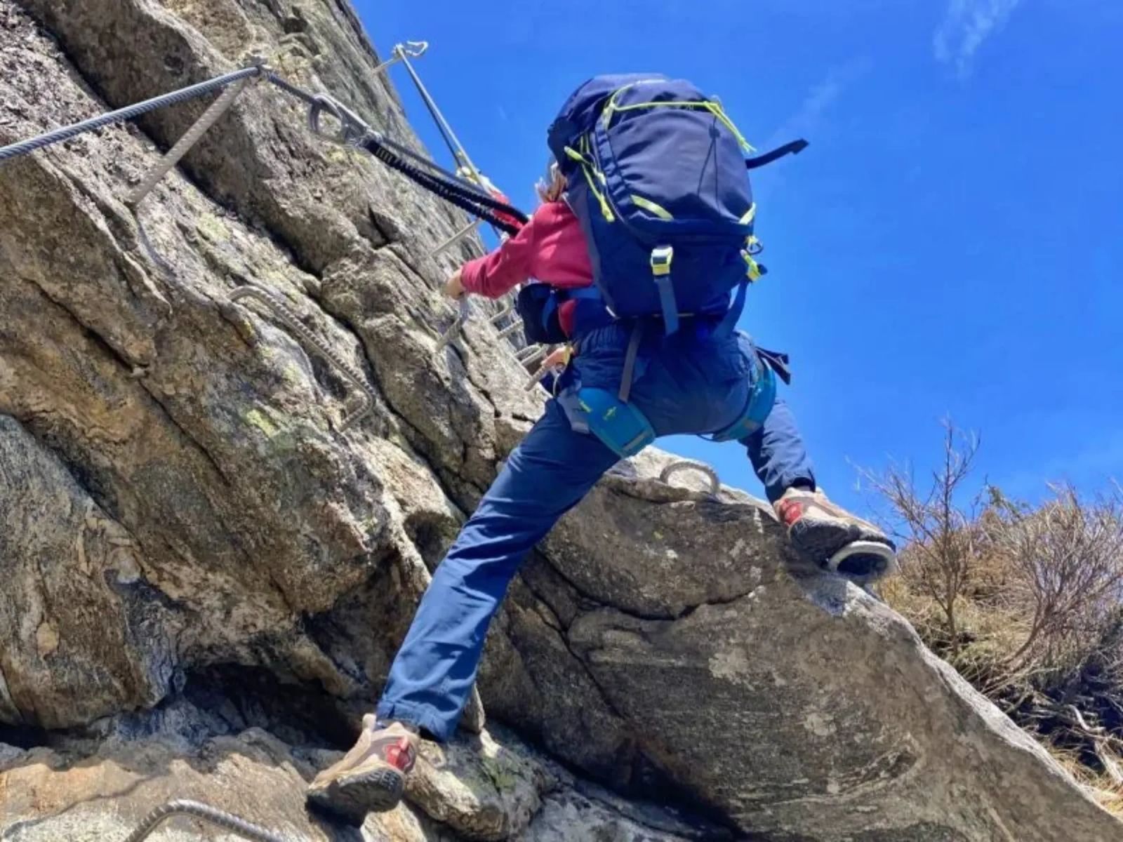 Klatrevæg Tessin: Professionel klatring i klipper med fantastisk udsigt over naturen.