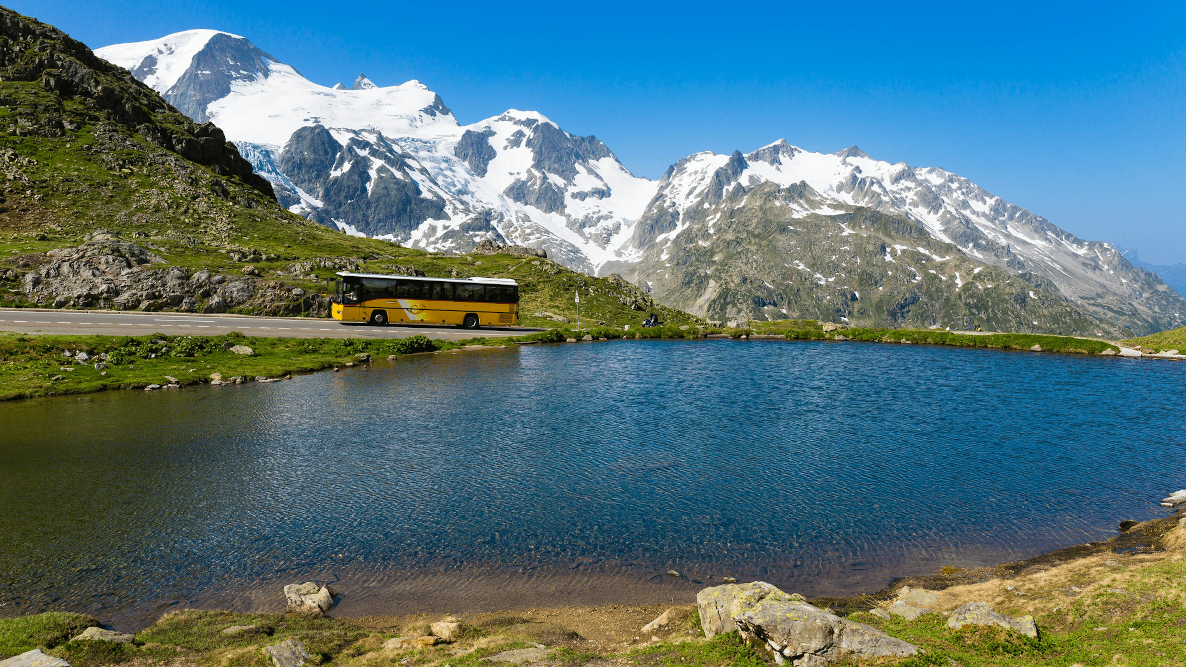 Przejażdżka Sustenpass autobusem po rzece z górami w tle, Szwajcaria.
