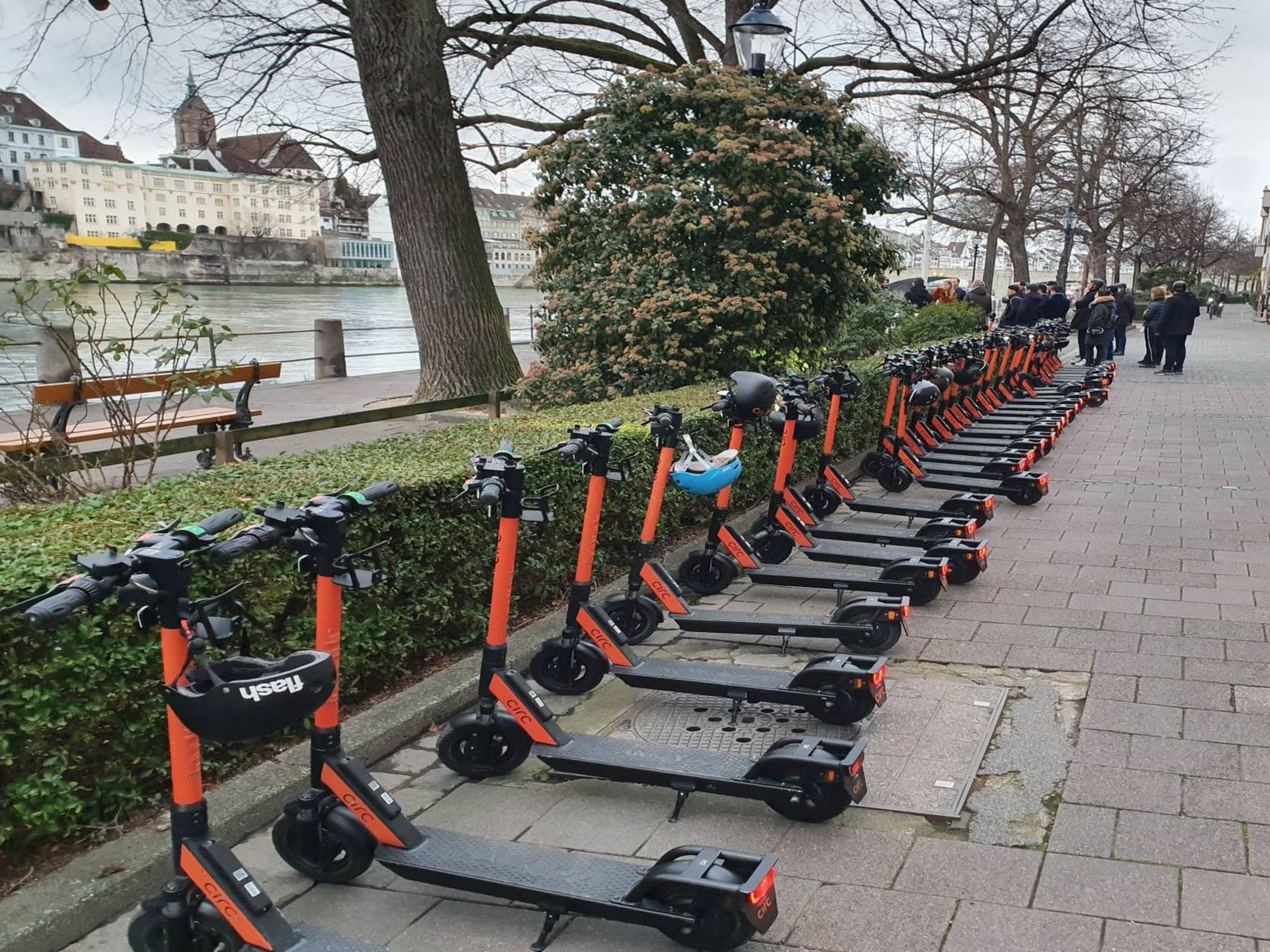 Elektryczny hulajnoga w Bazylei zimą, gotowa na twoją wycieczkę po mieście.