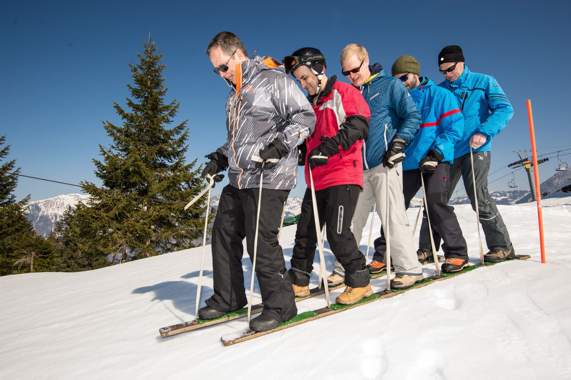 Ομαδική εκδήλωση στους Χειμερινούς Ολυμπιακούς Αγώνες με σκιέρ στο χιόνι.