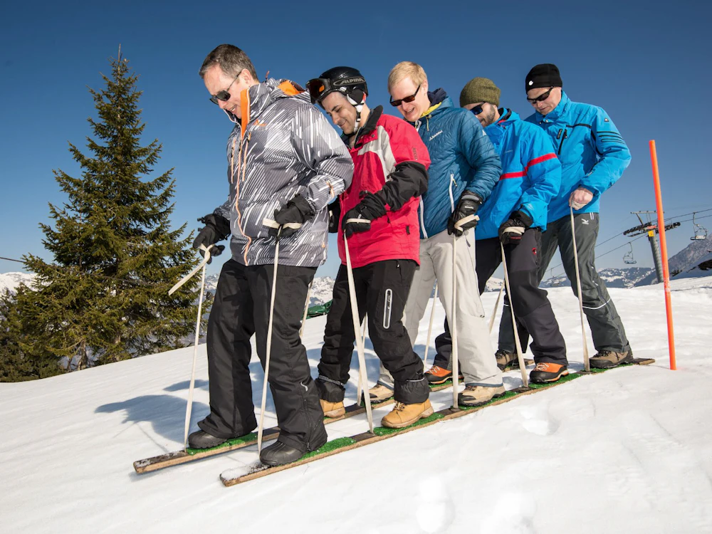 Winterspelen groeps evenement met skiërs in de sneeuw.