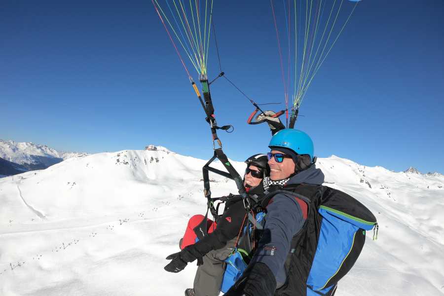 Parapendio a Davos: Vivi affascinanti panorami invernali durante voli emozionanti. Perfetto per gli avventurosi.