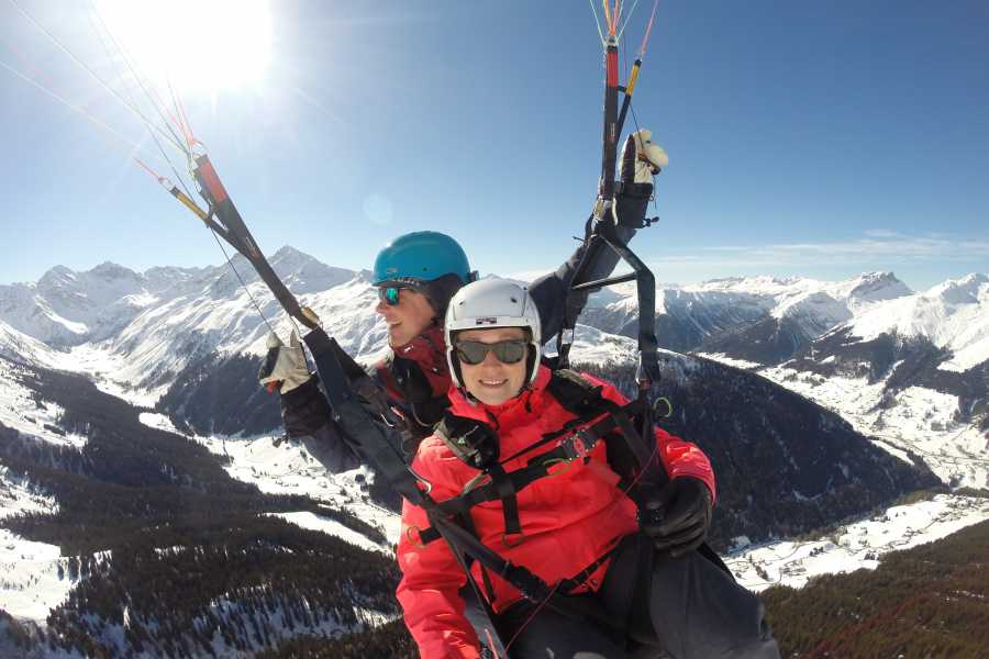 Paragliden in Klosters: ervaar een spannend uitzicht op de bergen en de natuur.