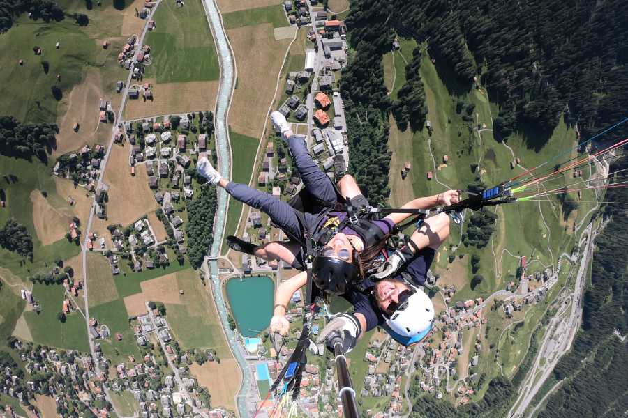 Paragliding in Davos: Erlebe die Freiheit hoch über der Landschaft und genieße den Blick.