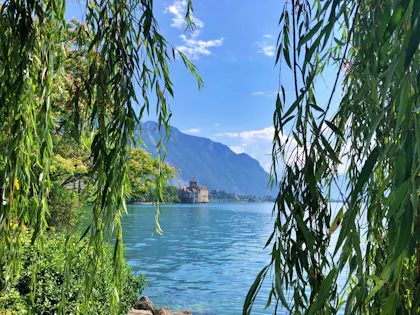 Schloss Chillon: malerischer Blick aufs Wasser und die Berge um den Genfersee, ideal für Ausflüge und Romantik.