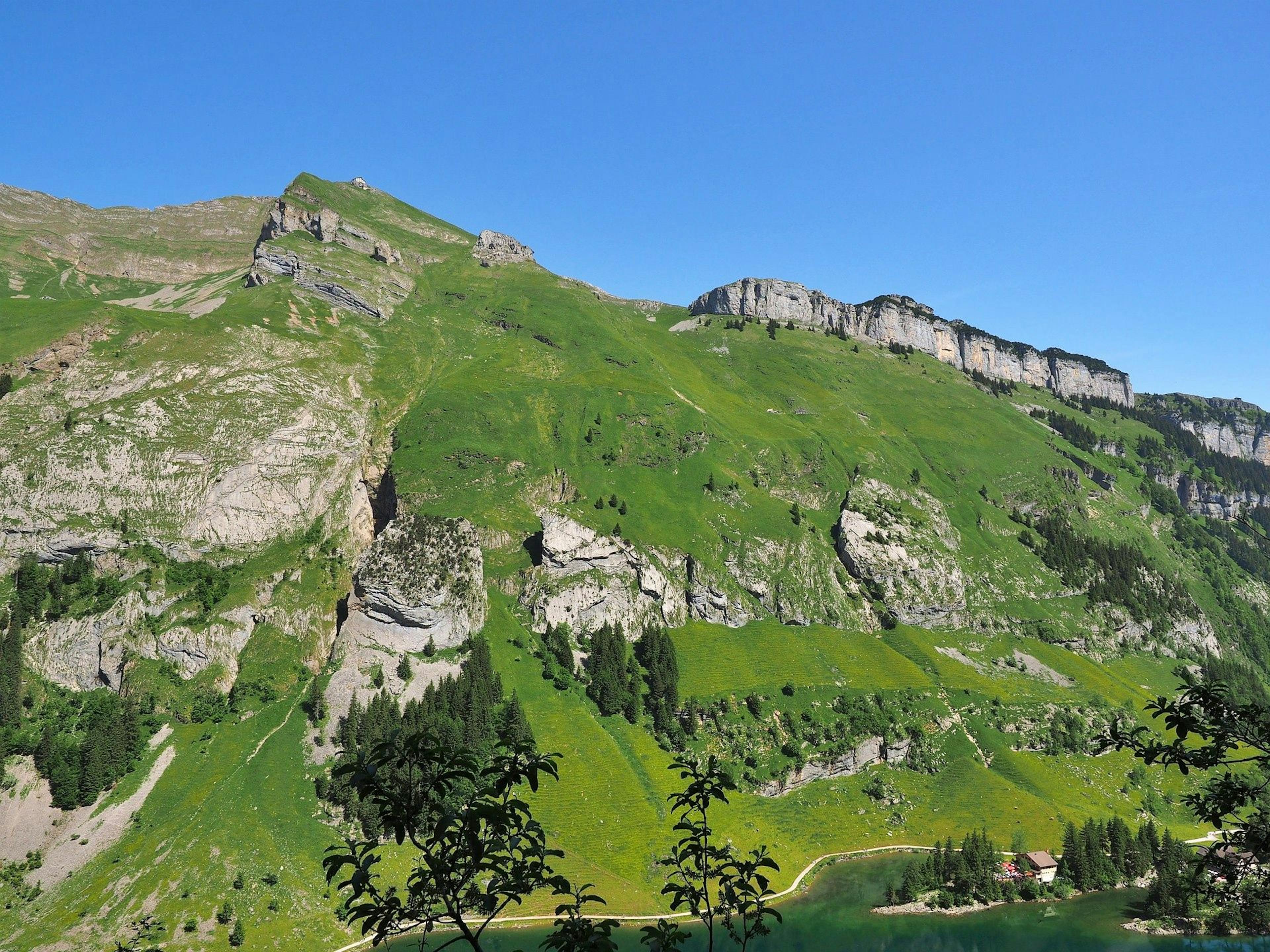 Ebenalp: beeindruckende Berglandschaft mit grünen Wiesen und Klippen in der Schweiz im Sommer.