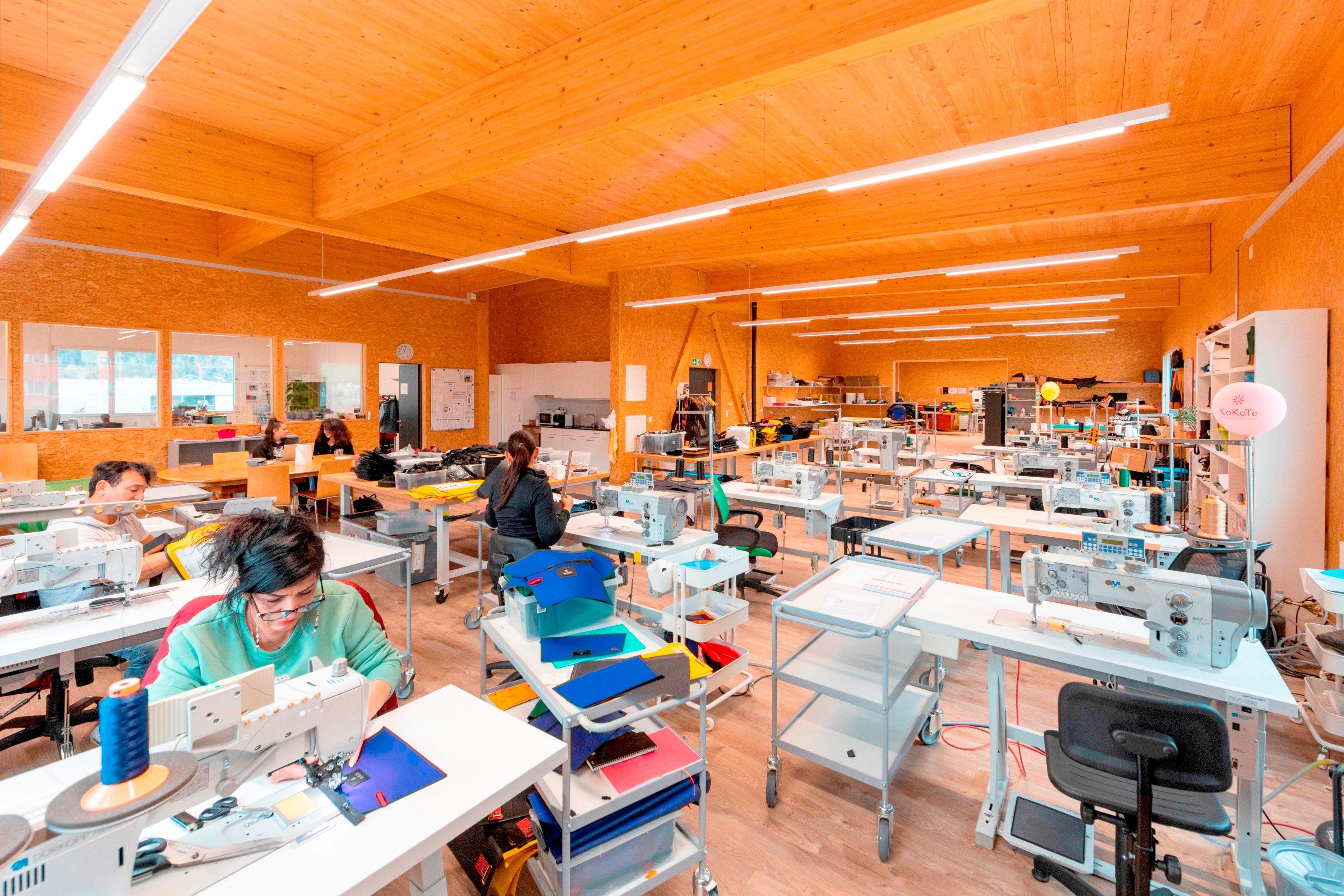 KoKoTe: kreatywna pracownia tekstylna z krawcami w jasnym pomieszczeniu do projektów tekstyliów.