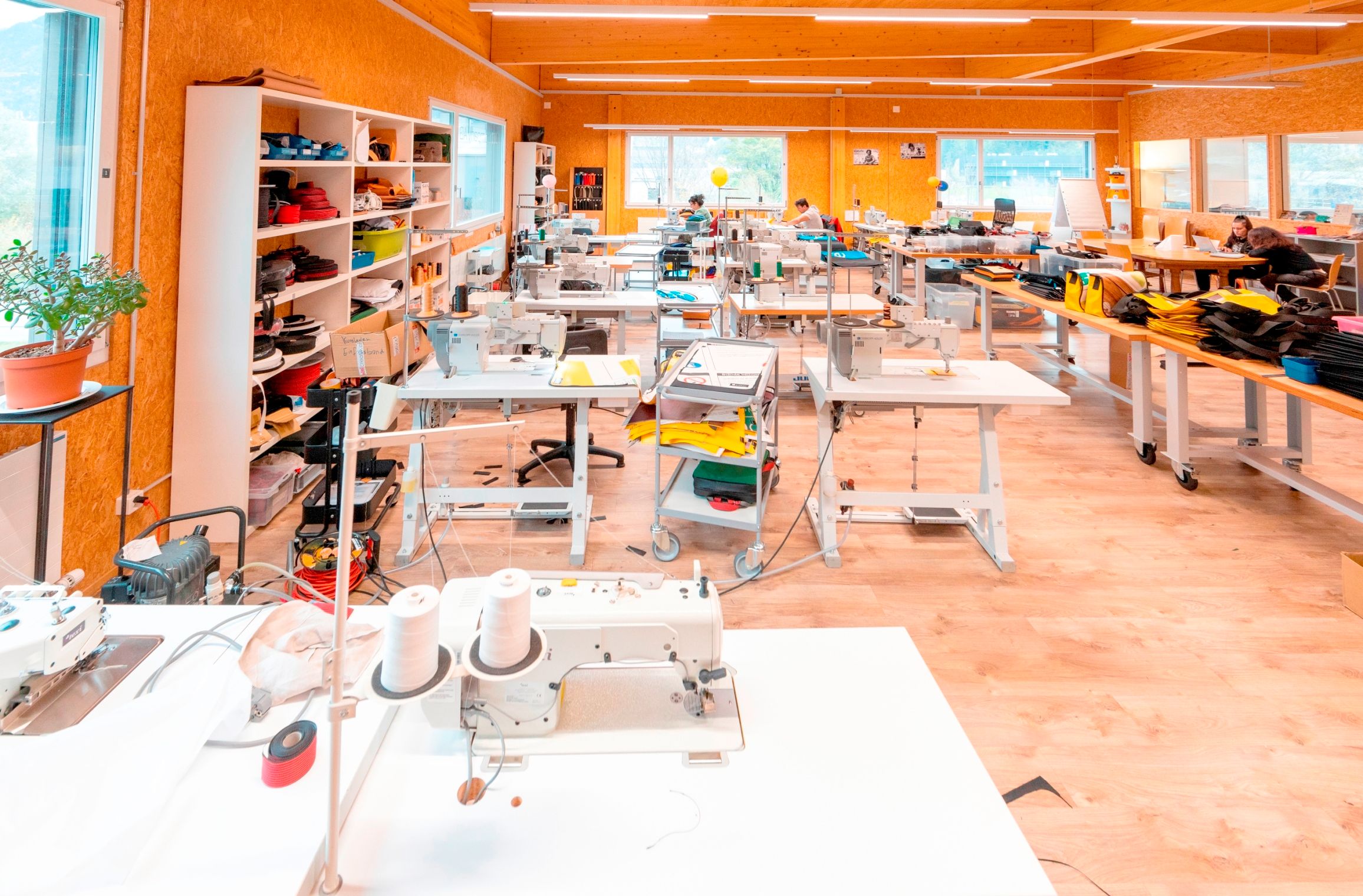 Производственная зона: взгляд на творческий процесс Kokoté с швейными машинами и материалами.